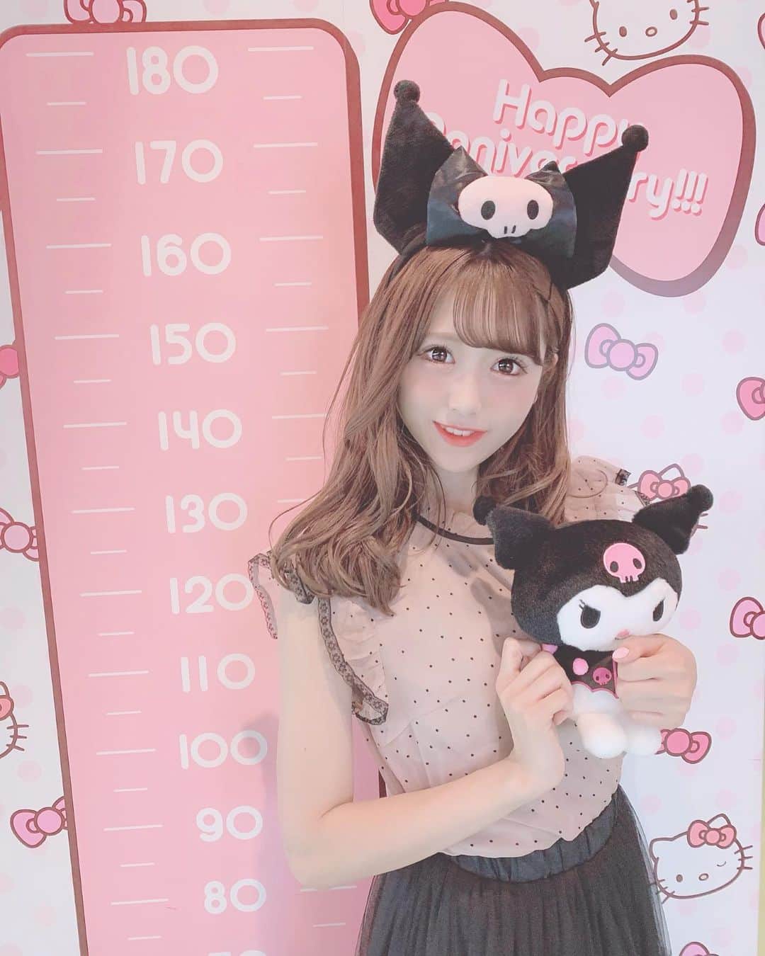 田口未彩のインスタグラム：「❤︎ . . みぃは身長160センチ❤︎ くろみちゃんのぬいぐるみもって歩いてたよ😈❤︎ . . . #サンリオ #サンリオピューロランド #ピューロランド #ピューロ #クロミ #クロミちゃん #マイメロ #量産型 #量産型女子 #anmille #アンミール #エブリン #メイク #オレンジメイク #ピューロコーデ #カチューシャ #量産型コーデ #双子 #姉妹 #ピンクコーデ #インスタ映え #映え #クロミコーデ」