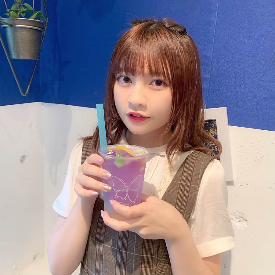 廣川奈々聖のインスタグラム：「･﻿ ﻿ #molfon というバタフライピーのドリンクが飲めるお店に行きました🦋♡﻿ ﻿ 色がすっごく綺麗だった！﻿ グミとかレモンとかは自分で盛り付けたよ🐶﻿ ﻿ ﻿ ﻿ #原宿カフェ #バタフライピー #期間限定カフェ #harajuku #カフェ記録」