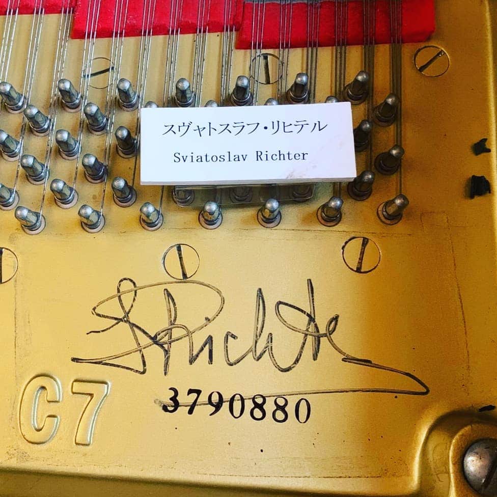 大井健のインスタグラム：「In Yatsugatake. One of most famous Piano in Japan. I guess.  #sviatoslavrichter  #八ヶ岳高原音楽堂 #yatsugatake」