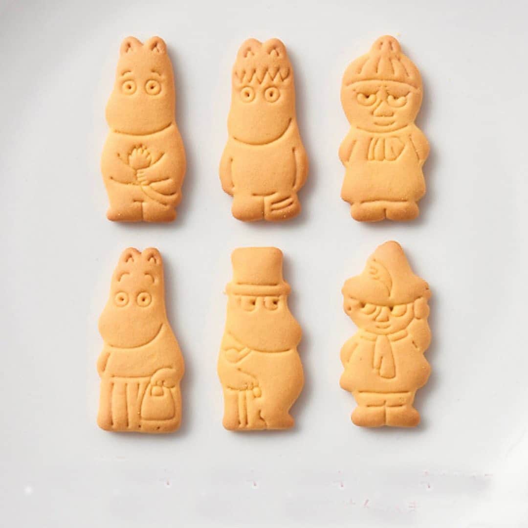 ムーミン公式オンラインショップPEIKKOさんのインスタグラム写真 - (ムーミン公式オンラインショップPEIKKOInstagram)「皆さまこんばんは🌜 ムーミンのビスケット入りミニボトルがご予約開始しましたよ😊  毎回大人気のこのシリーズ。 2019年ハロウィンデザインの瓶には、ランプを持ったムーミンが月夜に肖像画が飾られた廃墟の中をさまよう様子が描かれています👀 パジャマ姿のムーミンが可愛いデザインはコレクションに加えたくなりますね❤️ ビスケットの味はハロウィンにちなんでパンプキン味🎃 さくさくっとした軽い食感のビスケットはおやつの時間やティータイムのお供にピッタリです。  さらにハロウィンに配るのにぴったりな6袋セットもご予約開始しています❣️ こちらは昨年に引き続き、内袋の絵柄は全部で3種類あり、それぞれユーレイ、火星人、ニョロニョロが描かれています。  毎回人気の商品なのでぜひお早めにGETしてくださいね！👍 #moomin #muumi #ムーミン # peikko #ペイッコ #ビスケットミニボトル #ハロウィンデザイン #hokka」8月31日 20時31分 - peikko_moomin
