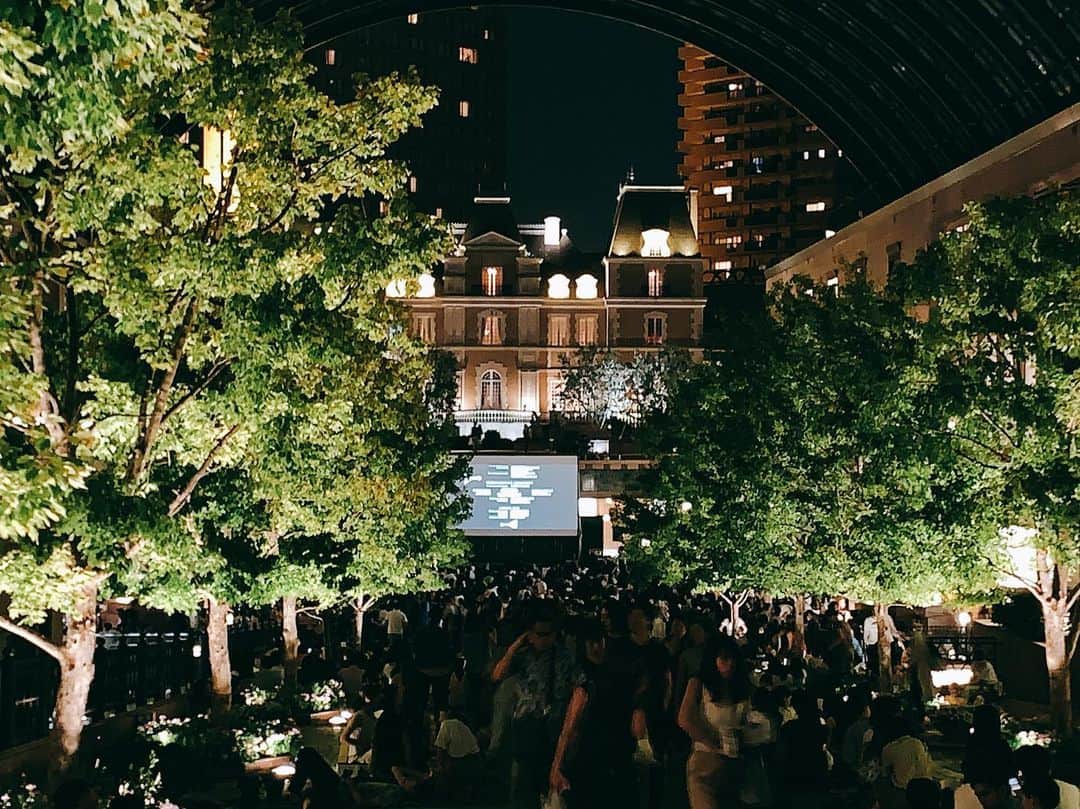 のインスタグラム：「今年の夏最期の ピクニックシネマ  最期は『グランド・ブダベスト・ホテル』  ポップでカラフルな色彩で コメディな部分もあって面白かった😆  最終日は人が多過ぎでビビった💦 坂の上まで人で埋め尽くされてた😅  今年の夏は短かったから、 来年の夏が楽しみ✨  #ピクニックシネマ #グランドブダベストホテル #cinema #gardencinema #picniccinema  #grandbudabesthotel」