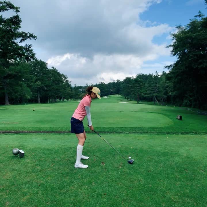 高原愛のインスタグラム：「今日はゴルフのラウンドレッスン🏌️‍♀️富士山の近くだったのでアップダウンのあるコースだったけど緑が綺麗☺️標高が高いと涼しくてまわりやすかったなぁ😌暑さも和らいでゴルフのしやすい季節がやってくるから嬉しい😊💕 #golf#golfing#swing#golfswing#lovegolf#golfgirl#golfcourse#golfcoach#golfcoaching#golflover#mountfuji#callaway#nike#富士山#ゴルフ#ゴルフ女子#ラウンドレッスン#ブリジストン#スポーツ女子#女子ゴルフ#ゴルファー#ゴルフウェア#ゴルフコース#ゴルフファッション#サマンサタバサ#キャロウェイ#ゴルフスイング#ドライバー#🏌️‍♀️#❤️」