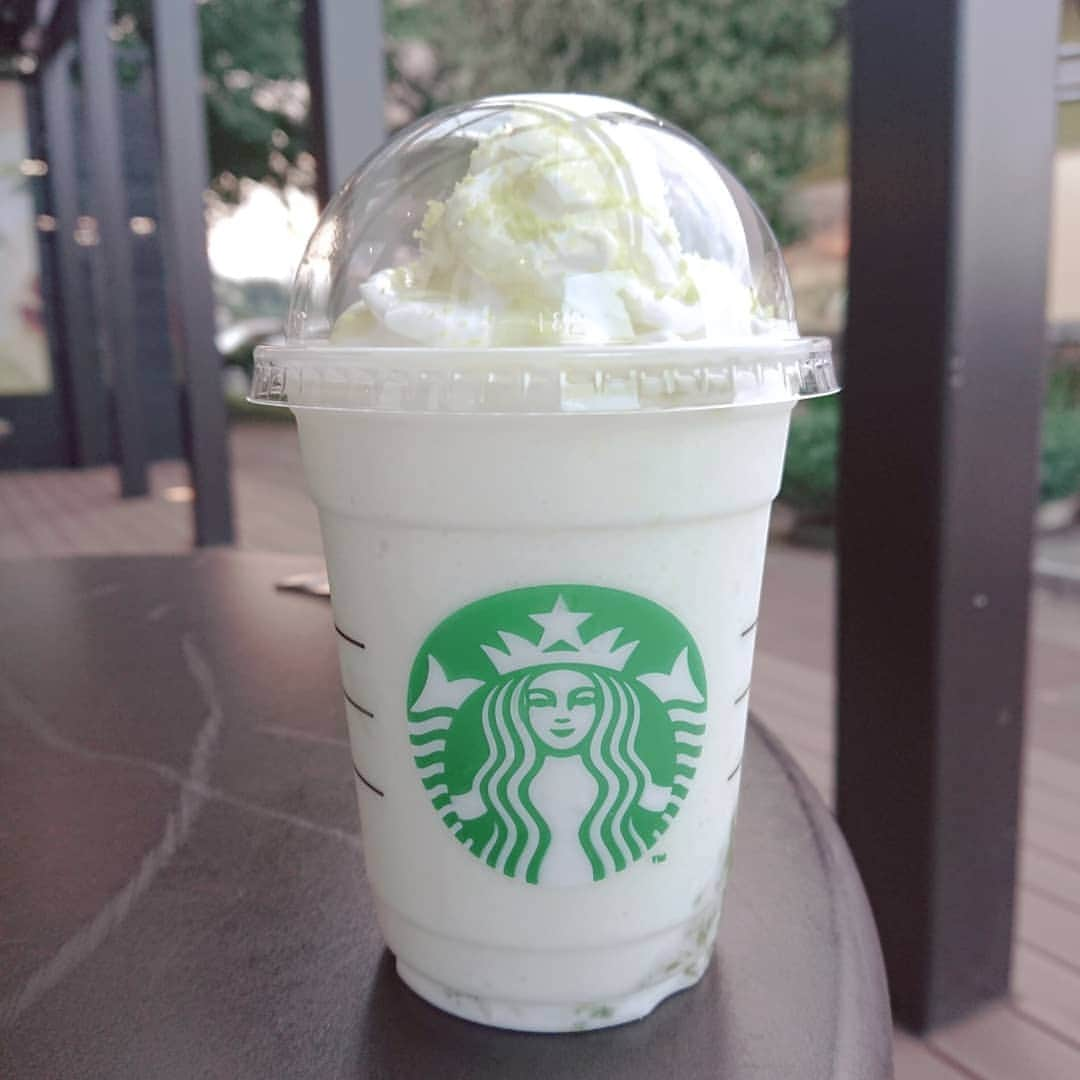 空野青空さんのインスタグラム写真 - (空野青空Instagram)「. . ☕Starbucksの新作🆕 . 🍏グリーンアップル🍏 ジェリーフラッペチーノ ┈︎┈︎┈︎┈︎┈︎┈︎┈︎┈︎┈︎┈︎┈︎ . 激ウマでした(∩´∀`∩) さっぱり感有の程よい甘さ♡♡ オススメだよ〜🙆🏻👌✨ . . . #スタバの新作 #Starbucks #スタバ #スターバックス #グリーンアップルジェリーフラペチーノ #Tシャツコーデ #ヲタT #オタT #オタコーデ #キャスケット帽 #キャスケット女子 #aonyan #aoneko #あおべべ  #あおにゃん #空野青空 #幸薄顔ちゃん #初号機ボディ」8月31日 20時40分 - ao__sky