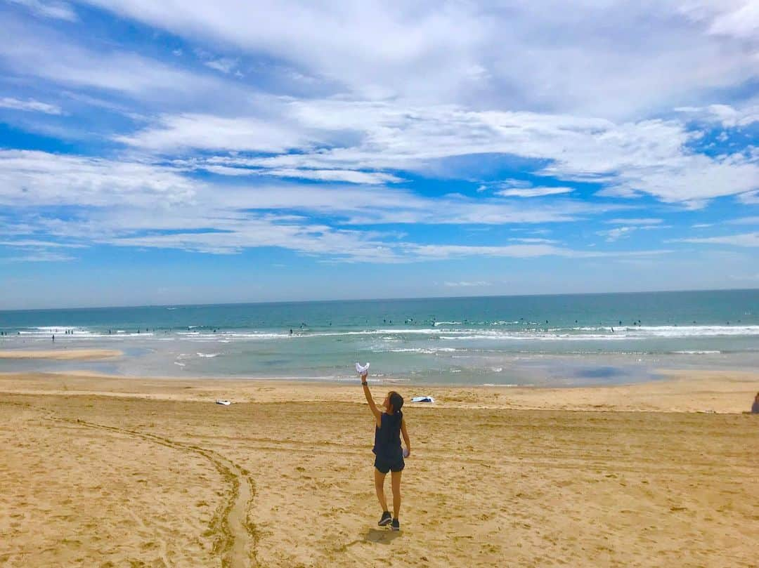 立石純子さんのインスタグラム写真 - (立石純子Instagram)「今日のRunゴール地点🏃‍♀️ 御宿海岸。  抜けるように綺麗な空でした😊🌈 #12月 #フルマラソン  #出場目指して #練習あるのみ #夢 #叶えるぞ #絶景 #この場所は #御宿海岸 #初めて #感動 #脚 #筋肉 #ついてきた #笑 #体力 #running #training #sun #beach #blue #sky #fun #立石純子 #弾き語り #シンガーソングライター #piano #ピアノ」8月31日 20時47分 - junkokokotateishi