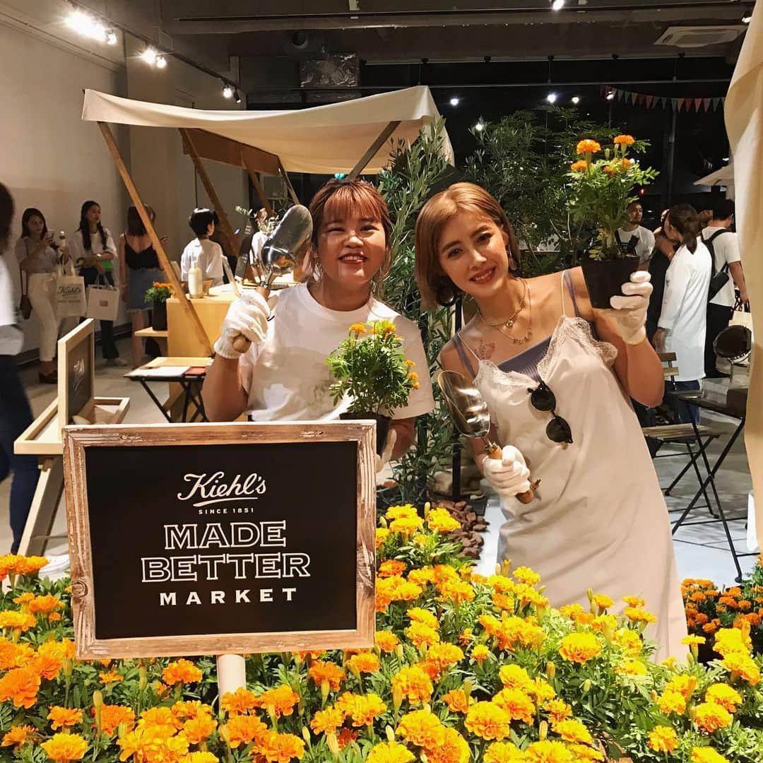 夏焼雅さんのインスタグラム写真 - (夏焼雅Instagram)「"MADE BETTER MARKET"に行ってきたよ◡̈🌼﻿ 地球環境の事やリサイクルについて考えながら楽しめる事ができてとっても素敵だなって思いました♻️✨﻿ お花植えたり、オリジナルトートバッグ作りや名前入りの化粧水を作ったり♡﻿ たくさん写真も撮ってこけちゃんと楽しく過ごしてきたよ♪ ﻿ 明日9月1日までの期間限定イベントみたいなので﻿みんなも遊びに行ってみてね〜🌼﻿ 場所は東京・原宿だよ💗﻿ ﻿ @kiehls ﻿ @kiehlsjp﻿ #キールズメイドベター﻿ #スキンケアからアースケアを #MADEBETTERMARKET #harajuku」8月31日 21時01分 - miyaaa0825