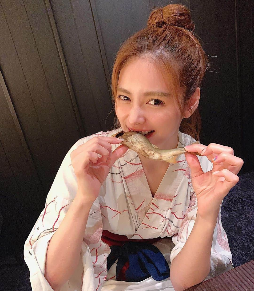 得あゆさんのインスタグラム写真 - (得あゆInstagram)「あゆ食べた。共食いだ…🐟 ・ ・ ・ ・ ・ ・ ・ ・ ・ #温泉#お風呂#旅#女子旅#家族旅行#旅行#タビジョ#お団子ヘア#浴衣#オトナ女子#旅館#インスタ映え#カメラ女子#ヘアアレンジ#美容#美肌#美白#ダイエット#リラックス#夏の思い出#女子力#すっぴん#鮎#魚#ディナー#夜ごはん#japanesegirl#onsen#travel#hairstyle」8月31日 20時57分 - tokuayu819