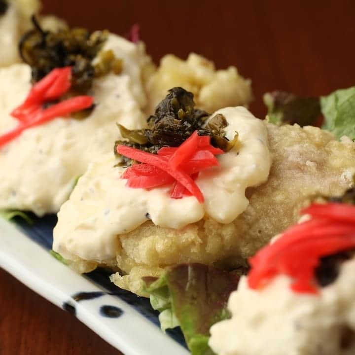九州熱中屋さんのインスタグラム写真 - (九州熱中屋Instagram)「宮崎名物 チキン南蛮高菜タルタルのっけ❗️❗️ . 日本人なら誰もが知るチキン南蛮 なんとこれも元は宮崎名物なんです❗️ . 熱中屋のチキン南蛮は、ジューシー&ボリューミーな鶏肉を🐔 自家製タルタルソースと、高菜に紅しょうがの付け合わせで仕上げた 彩り豊かな一品となります♪♪♪ . マイルドなタルタルソースにピリ辛な付け合せは、甘酸っぱい鶏肉と相性バッチリ✨ チキン、ソース、辛味による味のラッシュに舌鼓を打つこと間違い無しです🤤 . ■880円 (税別) ■ハーフ 580円 (税別) . 九州の活気溢れる繁盛店を再現しております！ ご来店お待ちしております♪ . 美味しそう！と思った方は、ぜひアカウントフォローもお願いします🙏💕 . #熱中屋 #九州熱中屋 #居酒屋 #ビール #チキン南蛮 #鶏南蛮 #高菜タルタル #九州居酒屋 #飲み会 #飲み #ちょい飲み #ハッピーアワー #ビール好きな人と繋がりたい #送迎会 #歓迎会 #飲み会🍺#居酒屋好き #居酒屋めし #酎ハイ #はしご酒 #呑み #ビール好き #瓶ビール #お酒のつまみ #飲酒タグラム #新宿居酒屋 #居酒屋メニュー #宮崎名物 #美味しいもの好きな人と繋がりたい #グルメ好き」8月31日 20時59分 - necchuya