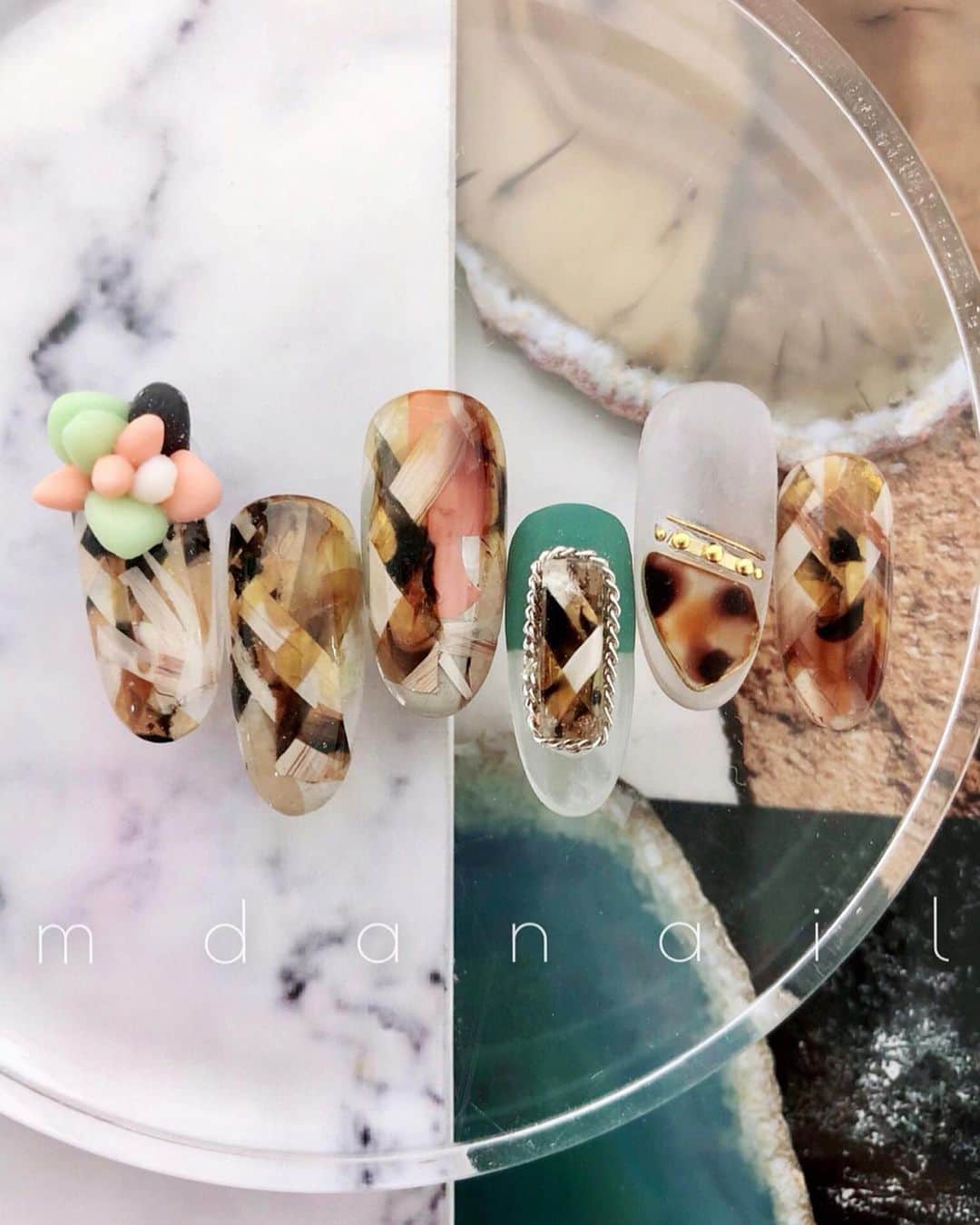 のインスタグラム：「🌟広州 中国国際博覧会 🌟﻿ @miroom_official  demonstration﻿ using → TRÏNA @trina_by_bonnail ﻿ ﻿ イントレチャートな編み込み風べっ甲ネイル。﻿ ﻿ ブランドテーマが「世界中をトリップするネイル」=トリネ のTRÏNAジェルを使って、海の向こうで可愛いカラーたちを、面白く画期的な使い方で﻿ ステキに使えるネイルをご紹介させていただきます。 ﻿ 編み込み部分は綺麗にネイルに閉じ込めるために使うカラージェル自体に少し工夫をしていきます。 ﻿ まずは中国からリリースですが﻿ 国内でも追ってレシピをご紹介していく予定です。﻿ ﻿ mdaの2019年べっ甲スタイル ﻿ どうぞお楽しみにしてください💗﻿ ﻿ 新リリースの「多肉ちゃん」パーツの付け方動画がbonnail さん YouTubeページから配信になっています。﻿ @nailshoptat さん商品ページからもご覧頂けます。﻿ ぜひこちらもご視聴してみてください♪﻿ ﻿ #べっ甲ネイル #べっ甲﻿ #中国国際美博会 #広州国際美博会 ﻿ #beautyexpo #chinainternationalbeautyexpo ﻿ #guangzhou ﻿ #bonnail  #trina #トリネ﻿ #mda #mdanail #mdamayu﻿ #miroom #ミルーム #ジェルネイル #ネイル動画﻿ #ネイルサロン銀座  #銀座ネイル﻿ #nailstanail #nails #nailarts #gelnails #lovenails#nailaddict #trendnails #fashion ﻿ #個性派ネイル #上品ネイル #ネイルアート﻿」