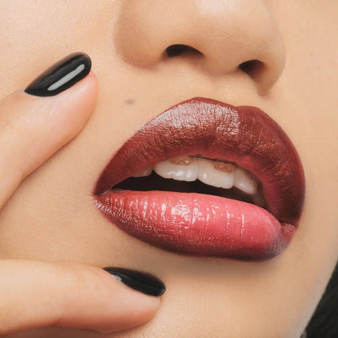 M∙A∙C Cosmetics Japanのインスタグラム：「⠀ メイクで、過去の時代へオマージュを✨90年代を想起させる、落ち着いてコクのあるカラーを主役にしたグラデーションリップにトライ💋 ⠀ ⠀ #MACLoveMe #MACラブミー ⠀ MAKEUP AND MODEL: M·A·C ARTIST KANA KIKUCHI @mac_m0101 PHOTO: @takaki_iwata ⠀ ⠀ ⠀ ⠀ ⠀ #MACCosmeticsJapan #MACコスメ #MACCosmetics #MAC #コスメ #メイク #リップ #ツヤ #口紅 #リップスティック #リップメイク #MACリップ #ツヤリップ」