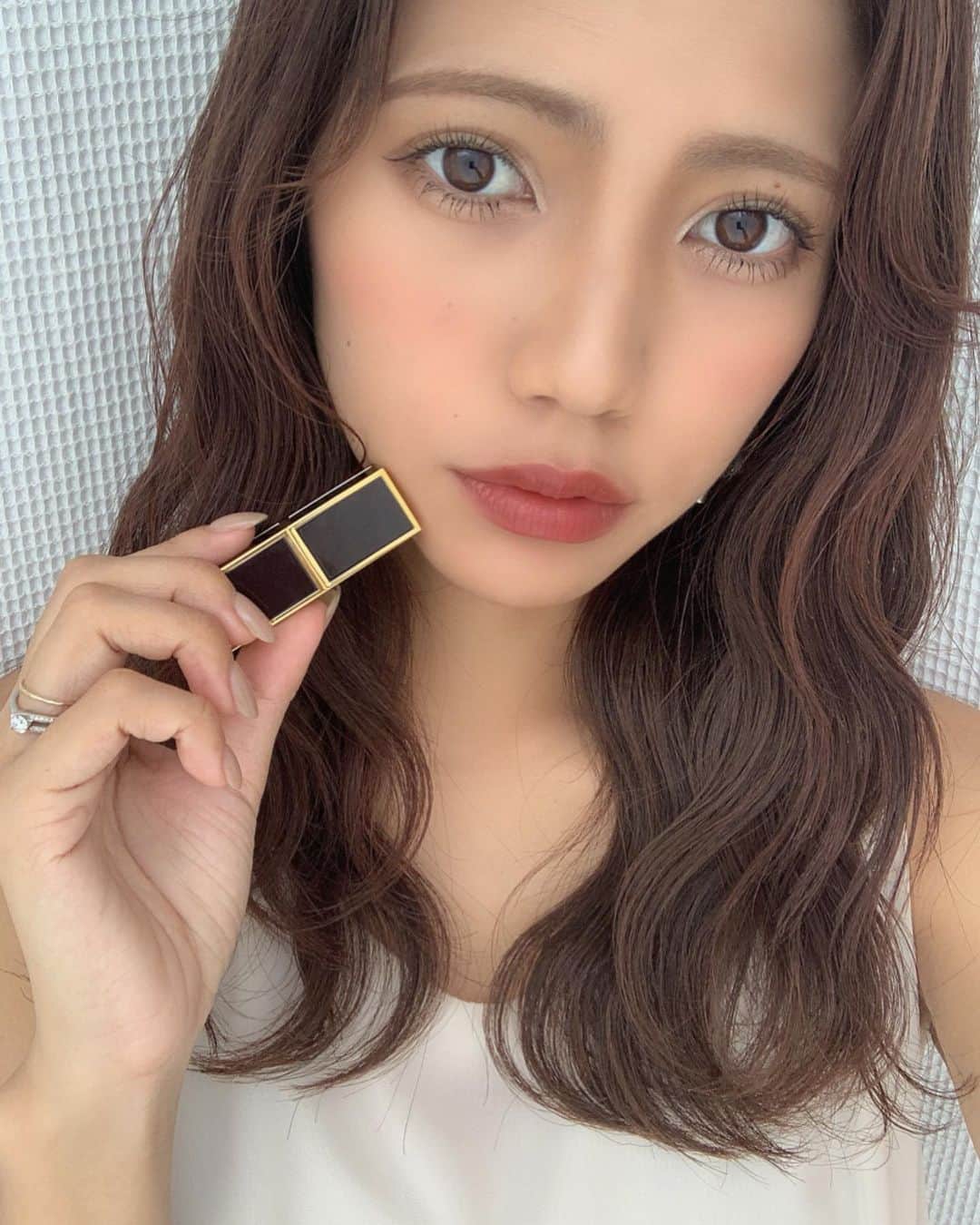 Marika Kajiwaraさんのインスタグラム写真 - (Marika KajiwaraInstagram)「TOM FORD 💄♥️ boys&girls リップカラー  color... OLA (チャドウィック) ＊ ブラウンレッドが欲しくて やっと出会えた可愛すぎな子♡♡ ＊ ＊ このリップ、普通の大きさより かなり小さめのミニリップで 可愛いし持ち歩きに最強🤭♥️ ＊ マットでもツヤでもない ちょうどいいナチュラルさと、 落ちにくいのに荒れないのが 自分的お気に入りポイントです← ＊ もうすぐ新色と限定色が出るらしいから 発売日朝から行こうかな😕💓 ＊ ＊ ＊  #トムフォードビューティー #tomford #リップ #口紅 #リップマニア #コスメマニア #コスメレポ #おすすめコスメ #ビュースタグラマー #like #make #instagood」8月31日 12時01分 - marika__kw