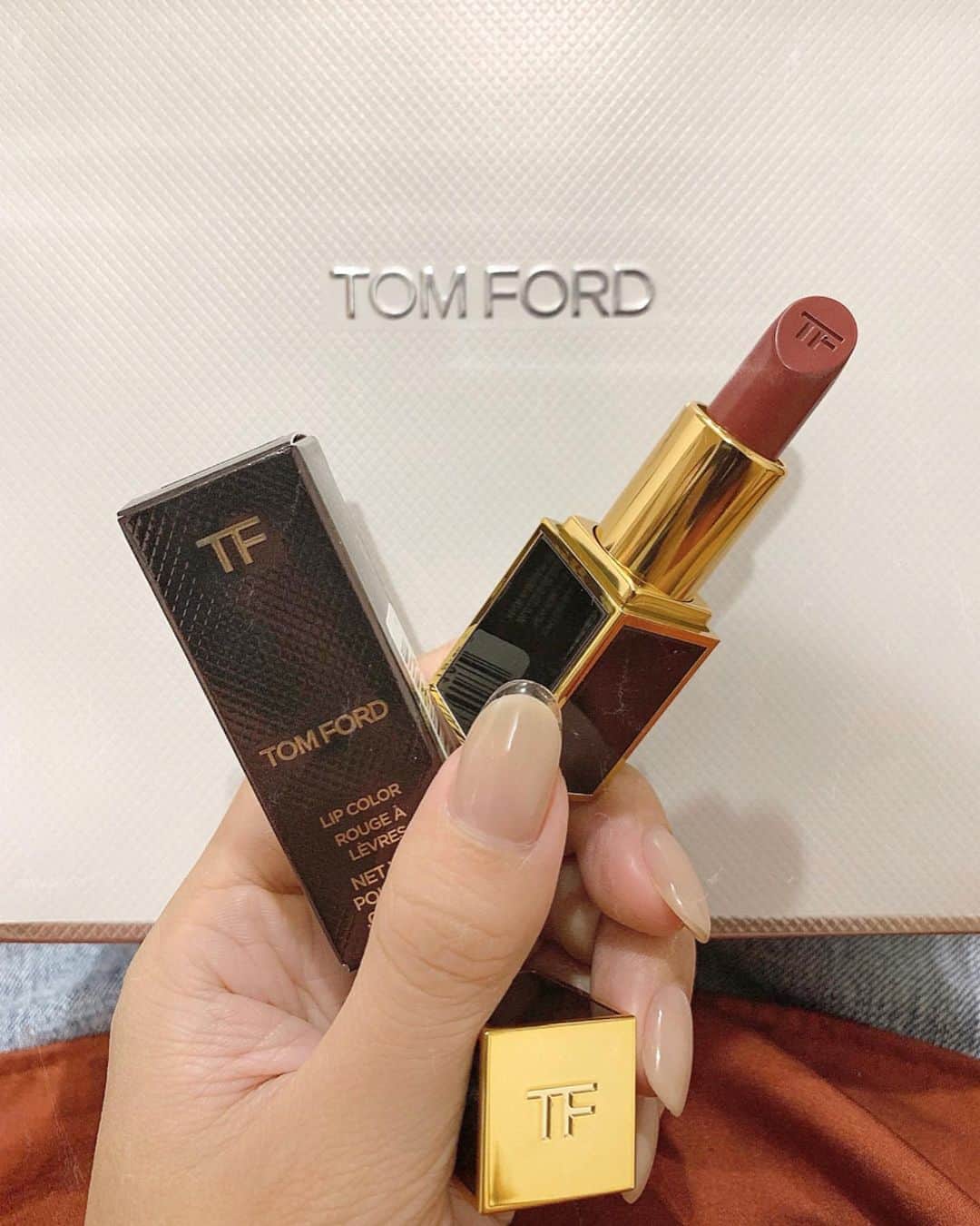 のインスタグラム：「TOM FORD 💄♥️ boys&girls リップカラー  color... OLA (チャドウィック) ＊ ブラウンレッドが欲しくて やっと出会えた可愛すぎな子♡♡ ＊ ＊ このリップ、普通の大きさより かなり小さめのミニリップで 可愛いし持ち歩きに最強🤭♥️ ＊ マットでもツヤでもない ちょうどいいナチュラルさと、 落ちにくいのに荒れないのが 自分的お気に入りポイントです← ＊ もうすぐ新色と限定色が出るらしいから 発売日朝から行こうかな😕💓 ＊ ＊ ＊  #トムフォードビューティー #tomford #リップ #口紅 #リップマニア #コスメマニア #コスメレポ #おすすめコスメ #ビュースタグラマー #like #make #instagood」