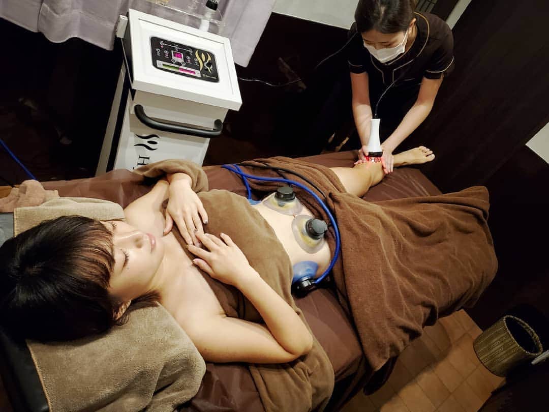 のインスタグラム：「♡ . 久しぶりのReLine広尾 . 整体の後、 エステでハイパーナイフ、 3D EMSをお腹、お尻、脚にかけるよ！ . このEMSの威力が凄くて いつも限界まで頑張って出力を あげるんだけど次の日の お腹のラインがめっちゃ綺麗だし 筋肉痛がめっちゃ来るのが嬉しい🥺 . エステの後は トレーニング！私は筋肉の連動性が 弱いそうなのでそこを強化していく✨ . 身体をトータルでみてくれて 本当にただのサロンじゃなくて ここだけはずっと通いたい😳 . . . @reline_hiroo  #reline広尾 #広尾 #美容 #ボディメイク #ダイエット #3DEMS #EMS #トータルケア #ハイパーナイフ #エステ #広尾エステ #整体 #広尾整体 #パーソナルトレーニング」