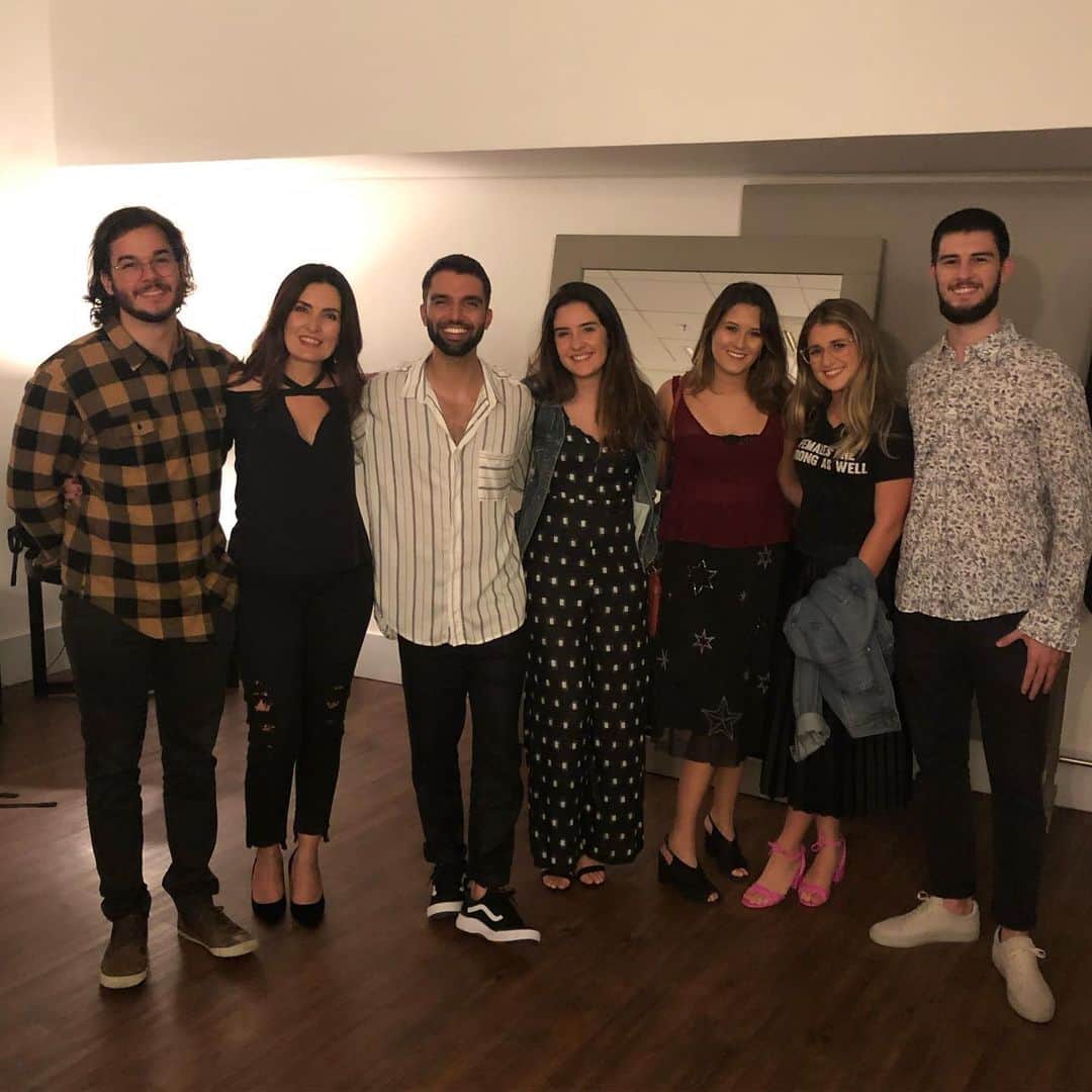 ファチマ・ベルナルデスのインスタグラム：「Time completo pra bater palmas pro @silva. Ele sempre nos emociona. #silvacantamarisa #RJ #cadaminutoimporta」