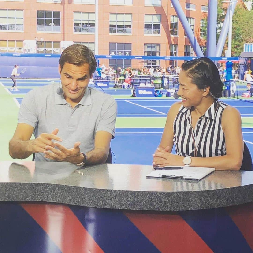 伊達公子さんのインスタグラム写真 - (伊達公子Instagram)「US OPEN 2019大会5日目 FedererがWOWOWスタジオに来てくれました。 いつもスーパーナイスでジェントルマン。そしてトッププレーヤーとしての存在感、言葉の重みを感じさせてくれます。 錦織圭選手は…3回戦敗退… 負けたことは本人が一番悔しい。その上で原因をじっくり見つめ直して今年残りのシーズンへ向けて切り替えてほしい。 #伊達公子 #kimikodate #テニス #テニスプレイヤー #テニスプレーヤー #tennis #tennisplayer #instatennis #instasports #usopen #usopentennis #usopentennis2019 #usopen2019 #全米オープンテニス #全米オープンテニス2019 #ny #nyc #ニューヨーク #wowow #wowowtennis #grandslam #grandslam2019 #3回戦 #day5 #rogerfederer #ロジャーフェデラー #keinishikori #錦織圭」8月31日 12時17分 - kimiko.date