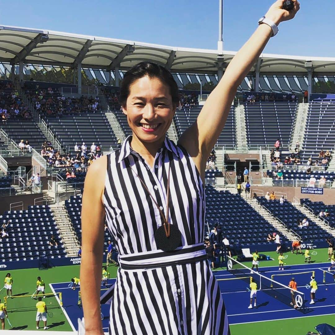 伊達公子さんのインスタグラム写真 - (伊達公子Instagram)「US OPEN 2019大会5日目 FedererがWOWOWスタジオに来てくれました。 いつもスーパーナイスでジェントルマン。そしてトッププレーヤーとしての存在感、言葉の重みを感じさせてくれます。 錦織圭選手は…3回戦敗退… 負けたことは本人が一番悔しい。その上で原因をじっくり見つめ直して今年残りのシーズンへ向けて切り替えてほしい。 #伊達公子 #kimikodate #テニス #テニスプレイヤー #テニスプレーヤー #tennis #tennisplayer #instatennis #instasports #usopen #usopentennis #usopentennis2019 #usopen2019 #全米オープンテニス #全米オープンテニス2019 #ny #nyc #ニューヨーク #wowow #wowowtennis #grandslam #grandslam2019 #3回戦 #day5 #rogerfederer #ロジャーフェデラー #keinishikori #錦織圭」8月31日 12時17分 - kimiko.date