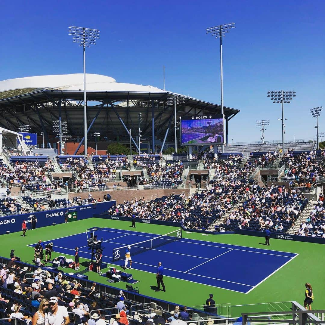 伊達公子さんのインスタグラム写真 - (伊達公子Instagram)「US OPEN 2019大会5日目 FedererがWOWOWスタジオに来てくれました。 いつもスーパーナイスでジェントルマン。そしてトッププレーヤーとしての存在感、言葉の重みを感じさせてくれます。 錦織圭選手は…3回戦敗退… 負けたことは本人が一番悔しい。その上で原因をじっくり見つめ直して今年残りのシーズンへ向けて切り替えてほしい。 #伊達公子 #kimikodate #テニス #テニスプレイヤー #テニスプレーヤー #tennis #tennisplayer #instatennis #instasports #usopen #usopentennis #usopentennis2019 #usopen2019 #全米オープンテニス #全米オープンテニス2019 #ny #nyc #ニューヨーク #wowow #wowowtennis #grandslam #grandslam2019 #3回戦 #day5 #rogerfederer #ロジャーフェデラー #keinishikori #錦織圭」8月31日 12時17分 - kimiko.date