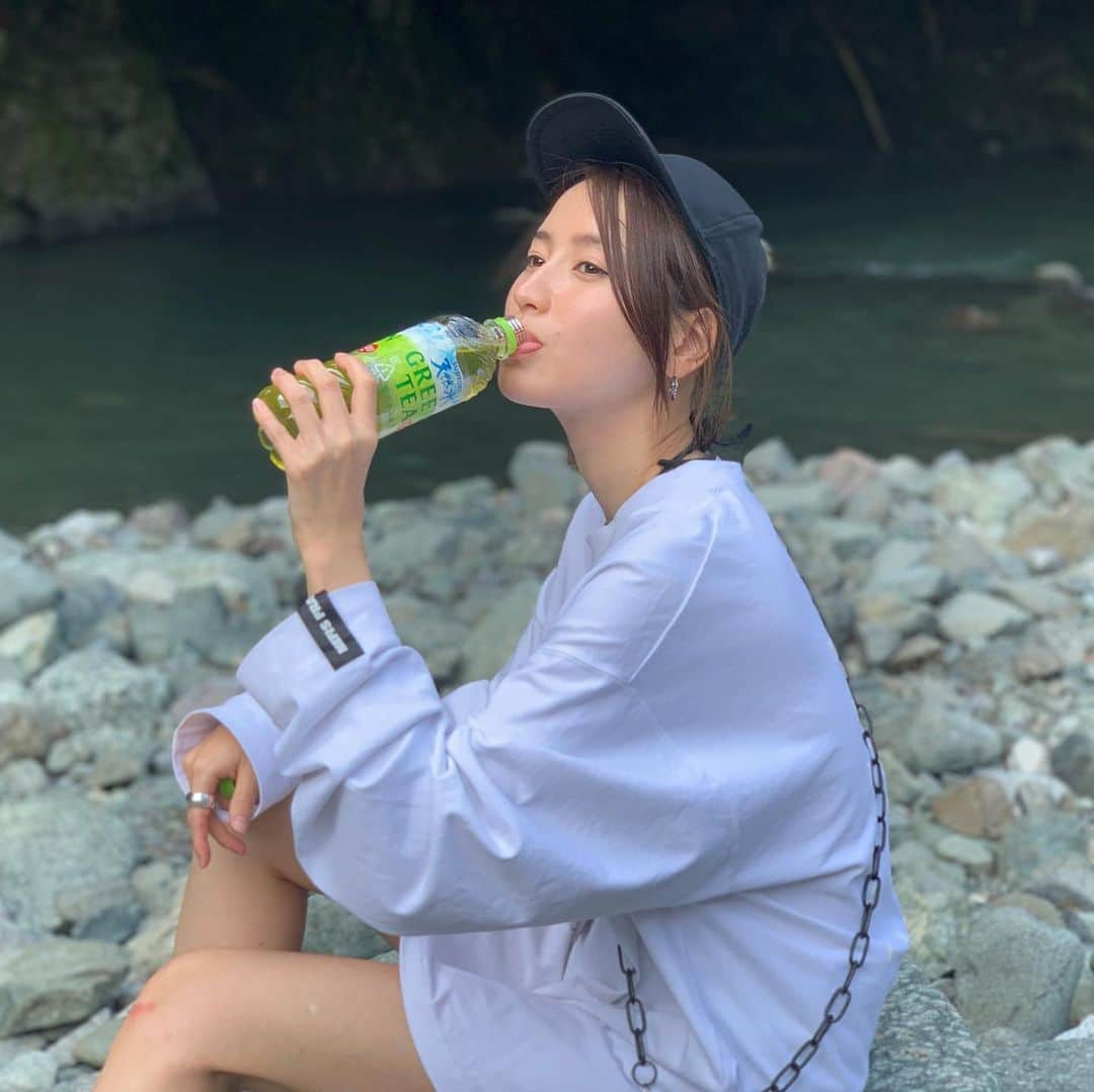 寒川綾奈さんのインスタグラム写真 - (寒川綾奈Instagram)「みなさん #suntorygreentea は飲んでますか？﻿ 私は完全にハマってます。﻿ スッキリ水分補給で頑張ってね👍﻿ #GReeeeN のノスタルジアのPVもお忘れなく❤️﻿ ﻿ #GREENTEA」8月31日 12時17分 - sogawaayana