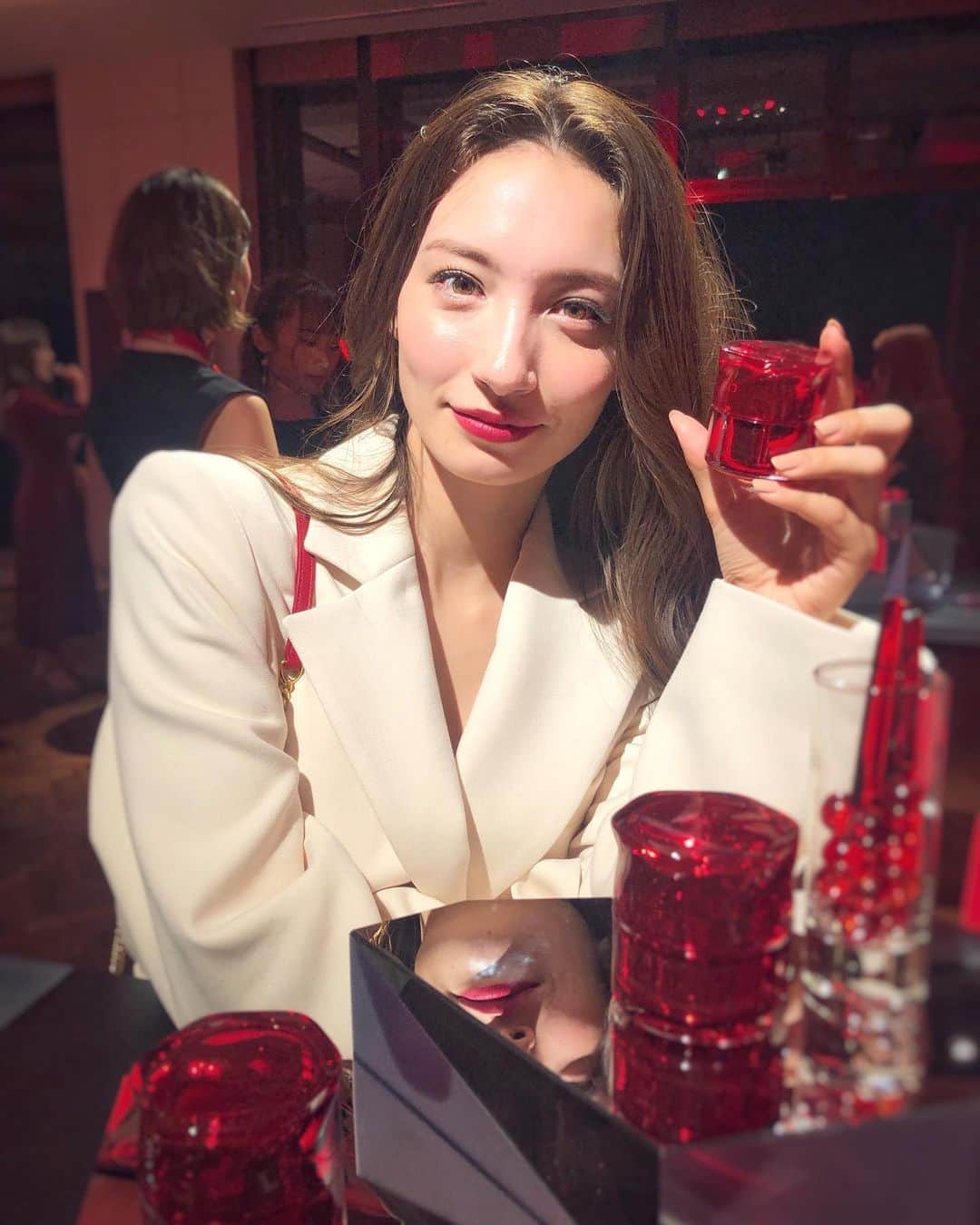 のインスタグラム：「ASTALIFT JELLY AQUARYSTA RELAUNCH PARTY💃 . . ASTALIFTから 9/1 (明日！) リニューアル販売されるジェリー状先行美容液 “ジェリー アクアリスタ” のパーティーへ!. . 世界最小のWヒト型ナノセラミド配合でしっかり浸透してくれてはりと潤いのあるお肌に🥼プルップル〜✨. . . . #ASTALIFT #ASTALIFTLAB #jellyaquarysta #relaunch #party #pr #skincare #japan #アスタリフト #アスタリフトラボ #アスタリフトジェリー #コスメ #スキンケア #富士フィルム #FUJIFILM」