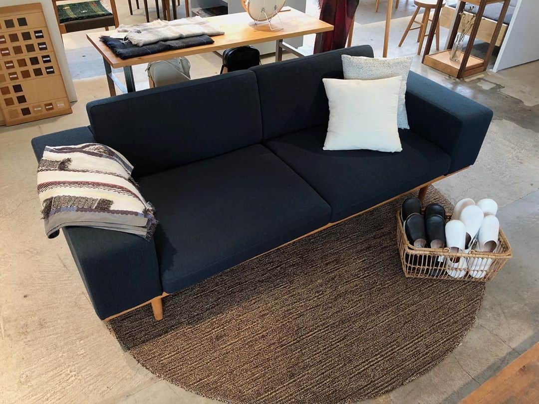 のインスタグラム：「【 Furniture 】 - Waf Sofa - 横になって寛ぐこともできる、ゆったりとしたサイズが心地よい二人掛けのソファです。 両サイドの広いアーム部分にはトレーや本を置いてみたり、ちょっと腰掛けてみたりするのもお勧めです。 [ お知らせ ] Waf Sofaを含めたgrafオリジナル家具シリーズ、”Narrative”は9月2日より価格改定致します。 ご検討いただいている方はお早めにshopまでお問い合わせください。  問い合わせ : graf shop tel 06-6459-2100 mail shop@graf-d3.com  #graf #grafstudio #grafstudioshop #graflabo #graf_furniture #furniture #家具 #interior #インテリア #sofa #ソファ #living #リビング #osaka #大阪 #中之島」