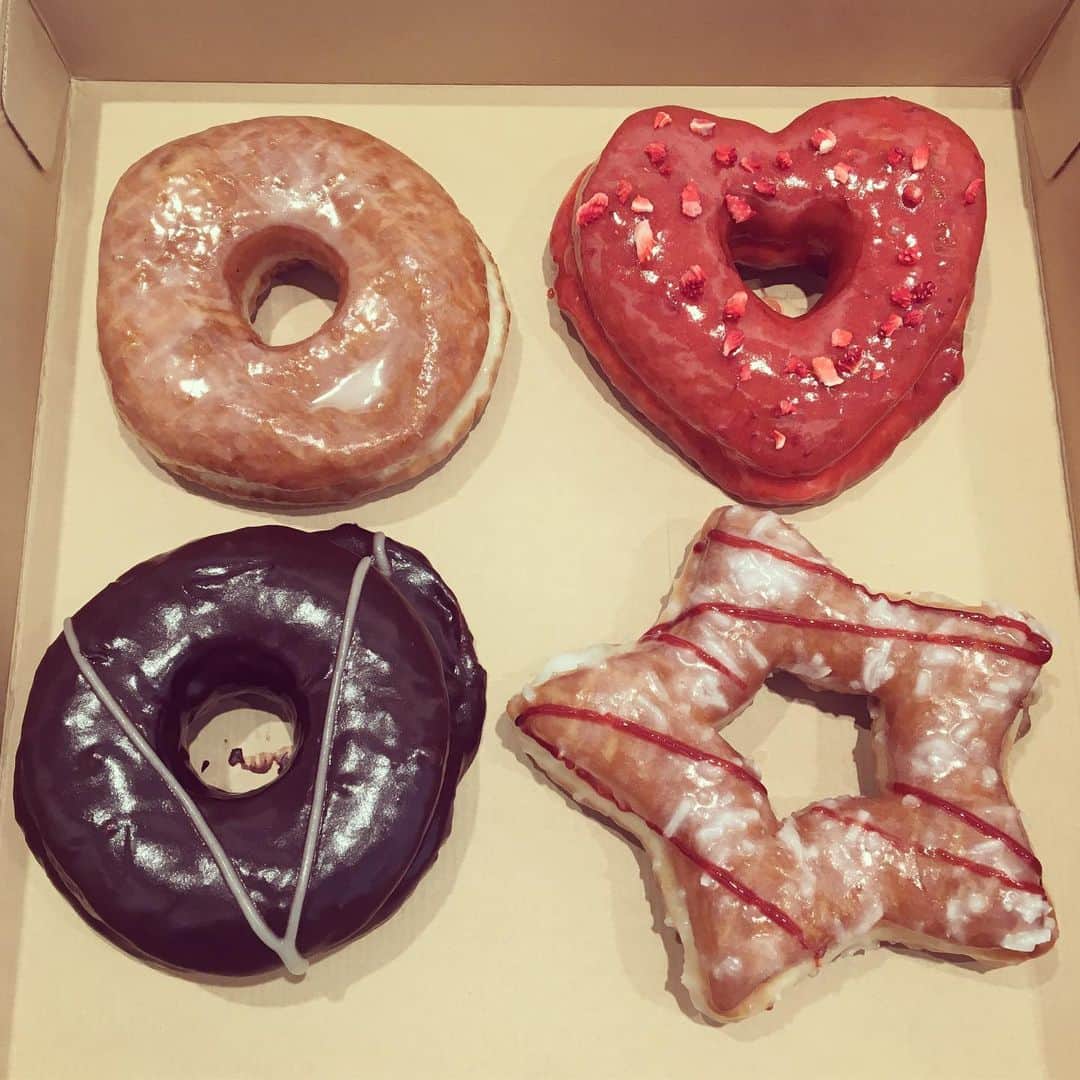 千眼美子さんのインスタグラム写真 - (千眼美子Instagram)「・ ドーナツ🍩いただいた 「楽観主義者はドーナツを見て、 悲観主義者はドーナツの穴を見る」 by ヘーゲル」8月31日 12時21分 - yoshiko_sengen