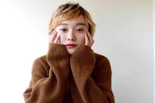のインスタグラム：「お客さまと一生付き合える美容師を目指す【green 表参道 加藤強さん】  次世代を担う「NEWスター」を紹介する未来のスター名鑑。活躍が期待される若手の美容師、理容師、アイリスト、ネイリスト、エステティシャン、美容部員に「キャリアアップのために努力していること」「未来へ向けての取り組み」などについて伺います。キャリアアップを目指す美容業界の方々、美容業界へ憧れている方、美容学生のみなさんにとって参考になる情報が満載です！  今回ご紹介するのは、流行を取り入れたスタイルが好評のgreen 表参道 加藤強さん。お客さまのライフスタイルを聞き出す丁寧なカウンセリングと、再現性の高い髪型で信頼を集める若手美容師です。  記事はプロフィールの公式WEBサイトからご覧いただけます。  #美容師#アイリスト#エステティシャン#ネイリスト#美容部員#就職#転職#求人サイト#morerejob#美容院#リジョブ#サロン内装#インテリア#インテリアコーディネート#greenomotesando#加藤強」