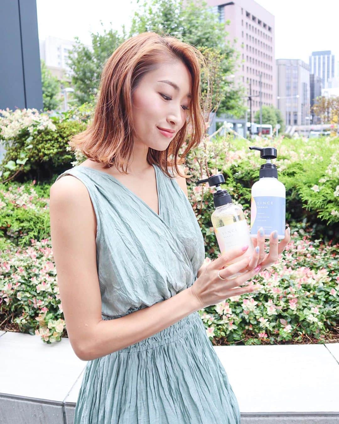 のインスタグラム：「シンスボーテから 100%植物由来・国産オーガニックの エイジングケアシャンプー＆トリートメントが新発売🧴 @sincebeaute_official  ㅤㅤㅤㅤㅤㅤㅤㅤㅤㅤㅤㅤㅤ  年齢を重ねるごとに増える悩みを解決してくれるヘアケアシリーズで、 モチモチの泡が頭皮の汚れをしっかりと落とし、 髪に良い栄養成分を頭皮に浸透させ、 根元から弾むようなツヤ髪へと導いてくれるよ💇‍♀️ ㅤㅤㅤㅤㅤㅤㅤㅤㅤㅤㅤㅤㅤ  ノンシリコンなのに 泡だちが良くて きしみもなし◎ 洗い上がり髪が生き返ったようにしっとりつやつや💕  ㅤㅤㅤㅤㅤㅤㅤㅤㅤㅤㅤㅤㅤ  2〜3週間に1度のカラーと 撮影でのヘアセットで 髪の毛が傷みやすい環境にあるのですが、 顔だけでなく、 髪や頭皮もエイジングケアして、 きれいな髪を目指そうっと🌿 ㅤㅤㅤㅤㅤㅤㅤㅤㅤㅤㅤㅤㅤ  #シンスボーテ #sincebeaute #エイジングケアシャンプー #ノンシリコンシャンプー #ノンシリコン #オーガニックシャンプー #オーガニックコスメ #ヘアケア #haircare #pr」