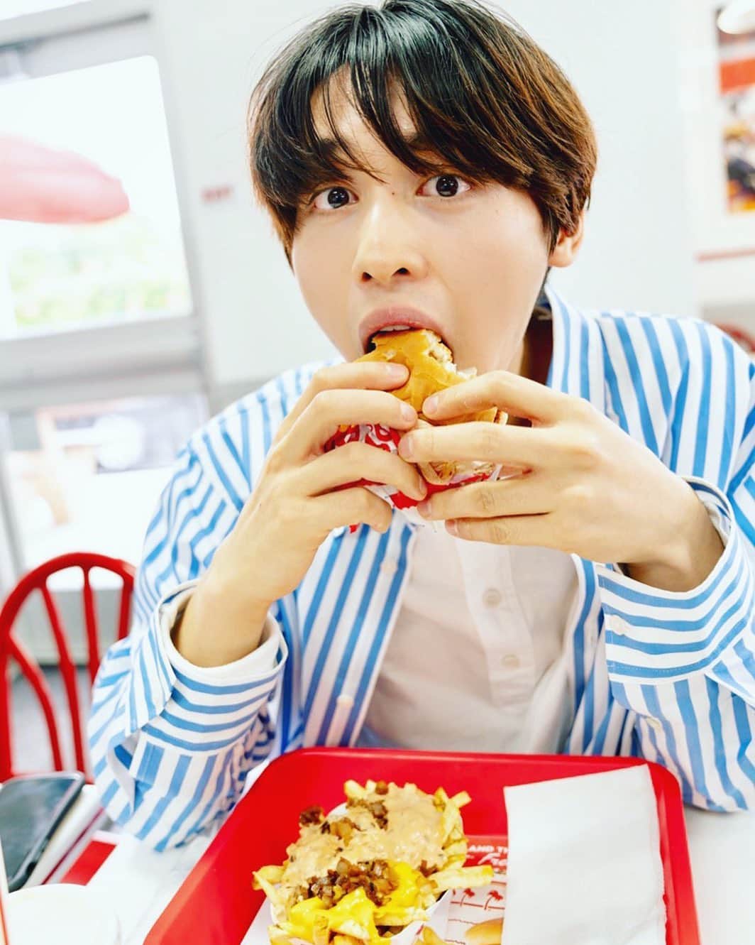 小林亮太さんのインスタグラム写真 - (小林亮太Instagram)「In-N-Out !! Eating...😋 #innout #burger #losangeles #dvd」8月31日 13時02分 - ryota_kobayashi_official