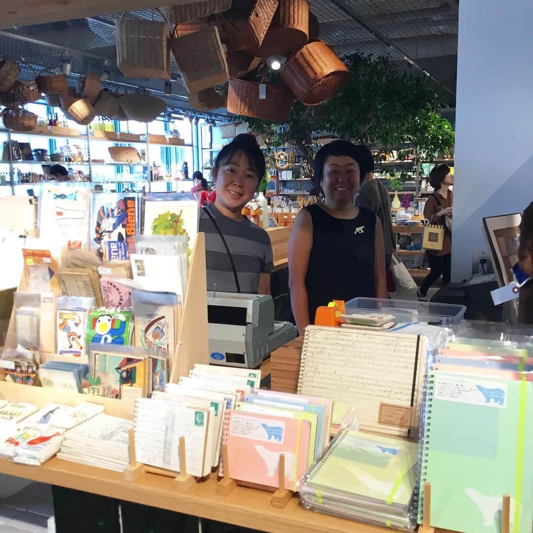 のインスタグラム：「<MARKET-Kobe>本日から2日間、神戸店では大阪なんばでギャラリーと雑貨店を営む「オソブランコ」(@osocchio )さんにお越しいただきオリジナルリングノートのマルシェを開催しています。 ヨーロッパから買い付けてきたヴィンテージの表紙から中紙、リングの色を選んで自分だけのノートを作ってもらえます。 たくさん種類お持ちいただいたので是非この機会にお越しくださいね。 ※夕方頃までの開催です。 #todaysspecial #トゥデイズスペシャル #kobebal #神戸bal #オソブランコ #オリジナルノート #文房具」