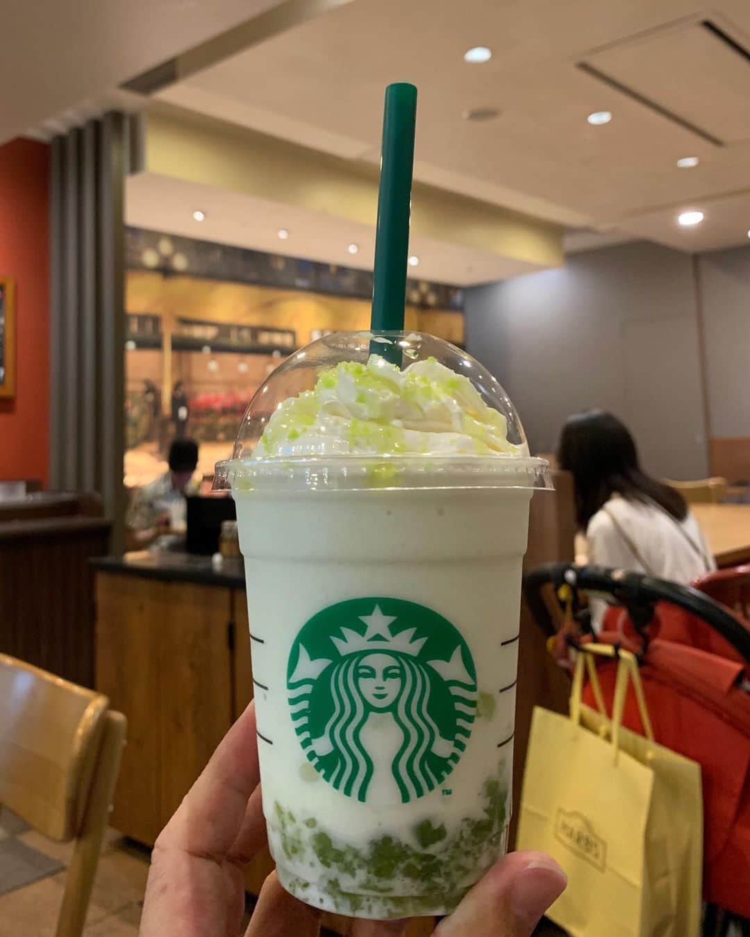 のインスタグラム：「グリーンアップルのジェリーと果肉が混ざり合う爽やかな味わいのフラペチーノ® #グリーンなんちゃら #グリーンなんちゃらフラペチーノ #グリーンアップルジェリーフラペチーノ  #グリーンアップルジェリーフラペチーノ® #アップルジェリーフラペチーノ #アップルジェリーF #スターバックス #スターバックスコーヒー #スターバックスコーヒージャパン #スタバの新作フラペチーノ #starbucks #starbuckscoffee #starbuckscoffeejapan #🍏」