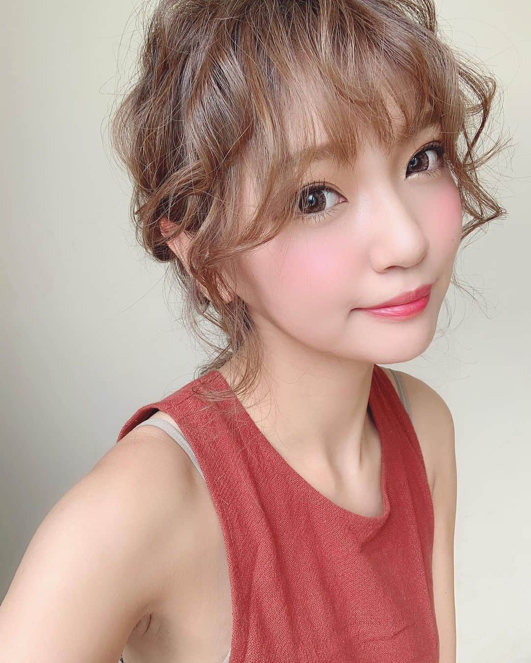 いっちゃん/嶋津 いつみのインスタグラム：「. . ちぃさんに編みおろしてもらったのに 後ろが見えない😟💨💨💨 . . . . ふわふわで めっちゃかわいくしてもらったから また後で載せるー😙💕 . . . . 後半戦スターティン🍎✨ . . . . . #関西  #関西サロモ  #サロンモデル #サロモ #いっちゃん  #フリーモデル #関西モデル  #あざといっちゃん #かわいっちゃん #いっちゃんコーデ #ブライダルモデル #アレンジモデル #ヘアカラー  #ヘアアレンジ #ootd #撮影依頼受付中 #編みおろし会モデル . . . . . .  9月のお仕事依頼受付中です🧚🏻‍♀️💜 . .」
