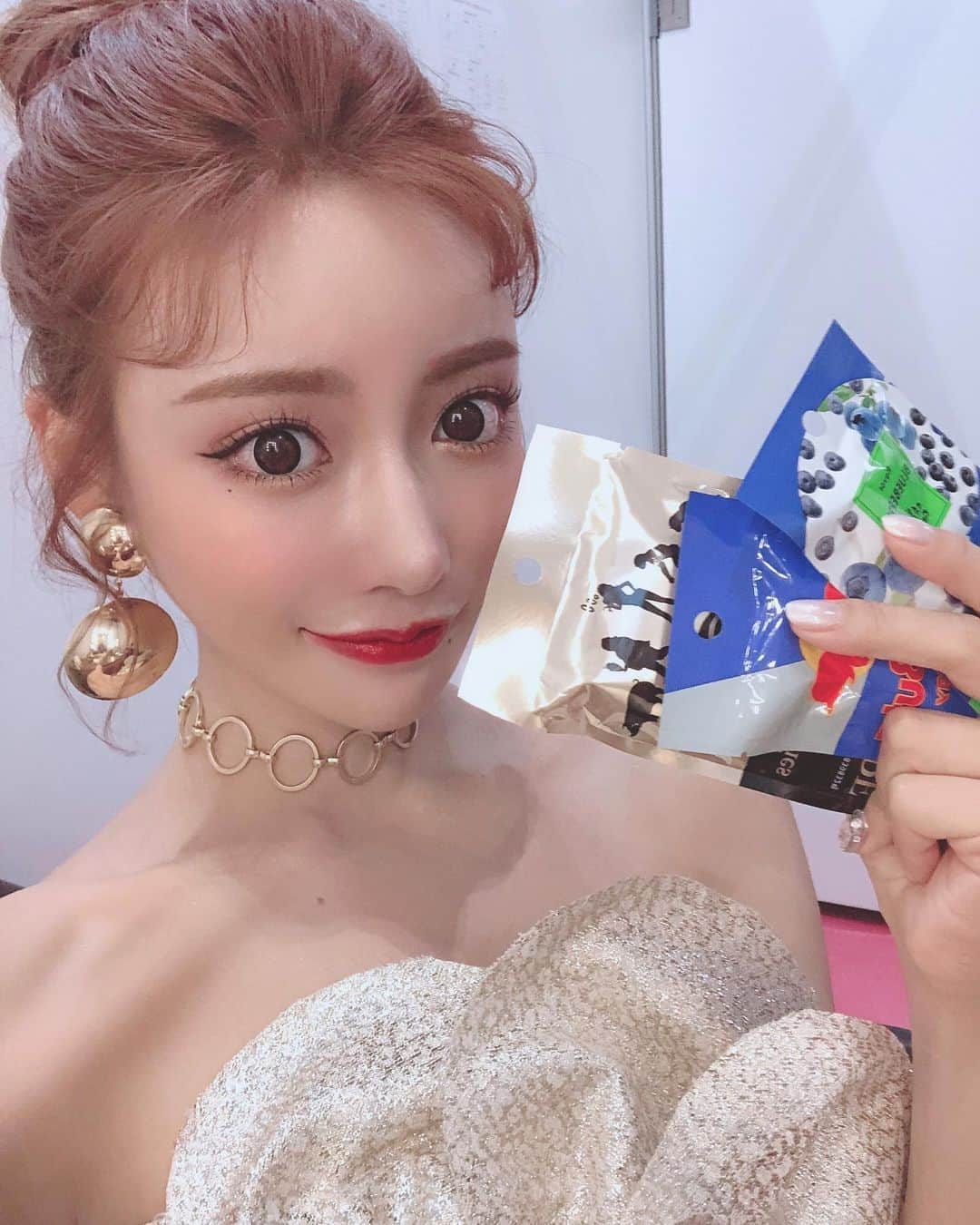 明日花キララのインスタグラム：「最近持ち歩いてるaeroslim . タバコじゃないよ🙅‍♀ 世界12か国で特許取得技術使用した吸引型蒸気スチーマー😳💕 空腹になりにくくする効果があるの💕 . アロマスチームだから喉に優しいしニコチンもタールも不使用だから安心して使えるからおすすめ☺️ . 炭水化物大好きですぐ太っちゃうけど、吸ってたらお腹空かないし夏の体型維持にとても良かったので毎日使ってます💪🏻👶🏻 . #AeroSlim #エアロスリム #エアる」