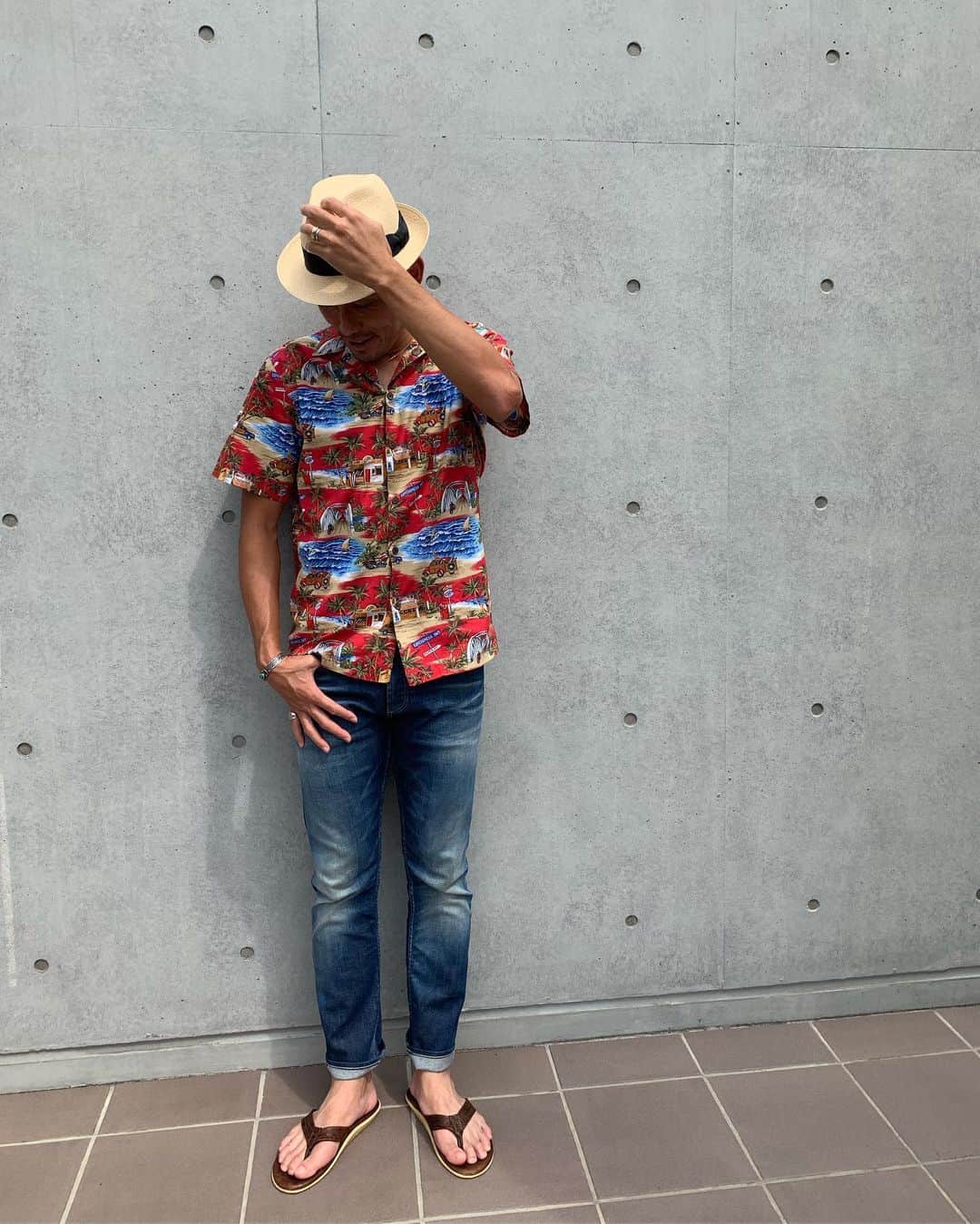 のインスタグラム：「あー夏が終わっちゃうなぁ。。。😭 気分は南国🏝🤙🏖🤙笑  #南国  #アロハー #南の島  #夏  #海  #ビーチ  #森脇スタイル #ファッション #アロハシャツ  #時差スタグラム」