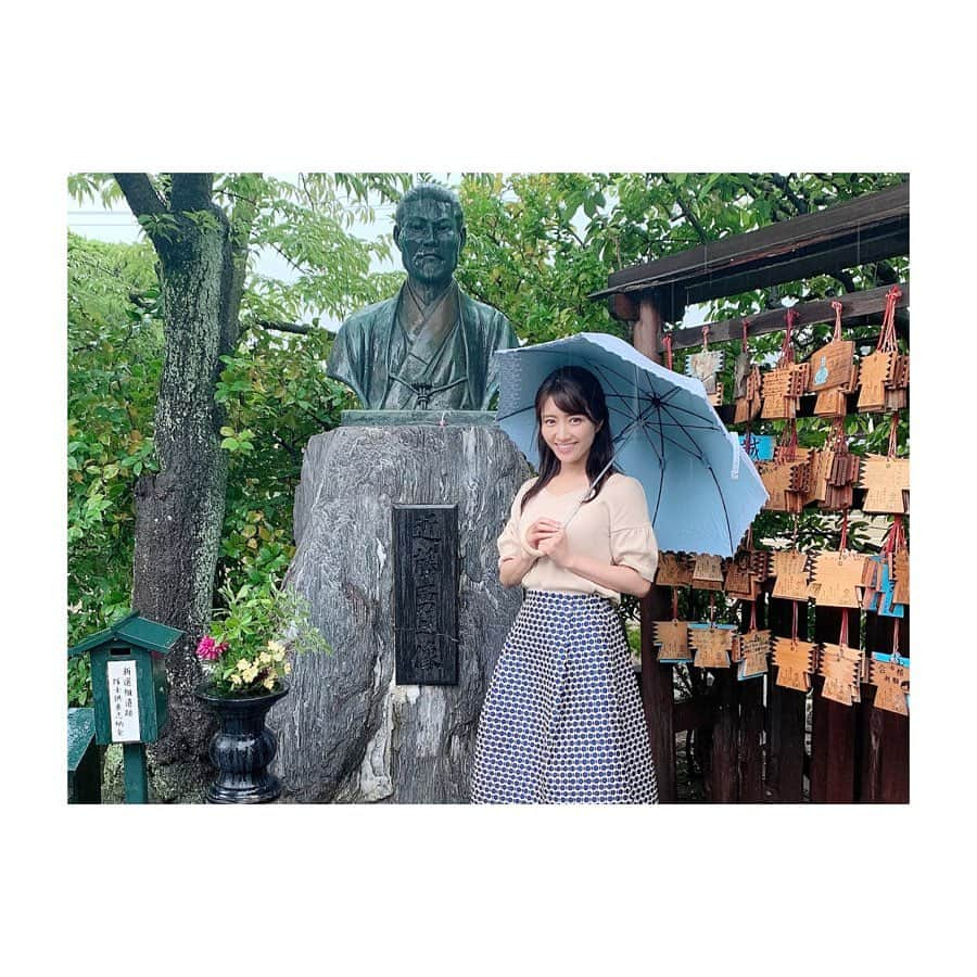 久保井朝美さんのインスタグラム写真 - (久保井朝美Instagram)「⛩ 新撰組を祀る#壬生塚 ✨ 京都の#壬生寺 境内です😊 ． このお寺で新撰組が 剣術などの訓練をしたり 狂言を観たりしたのですね😌 幕末に想いを馳せました💕 ． 近藤勇遺髪塔 #新撰組隊士慰霊塔 屯所で暗殺された #芹沢鴨#平山五郎 のお墓💐 ． #近藤勇 の像の横には 新撰組の羽織を象った絵馬😍 ． #柿本人麻呂 のお墓 人丸塚もありました📝 ． #久保井朝美 #夏の思い出 #城ガール #歴女 #歴史好きと繋がりたい #幕末好き #夏2019」8月31日 13時40分 - asami_k920