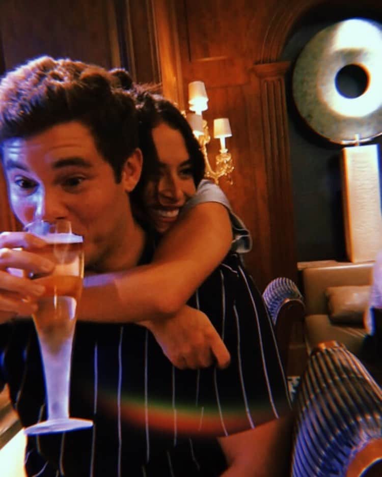 クロエ・ブリッジスのインスタグラム：「Happy Friday from ur favorite party starters!」