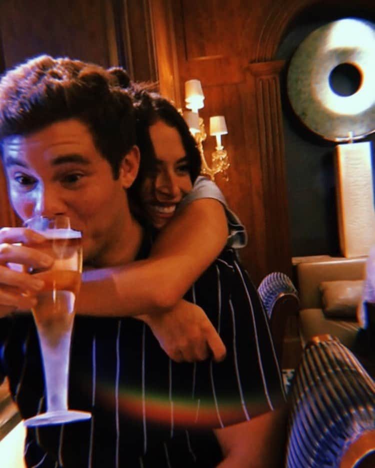 クロエ・ブリッジスさんのインスタグラム写真 - (クロエ・ブリッジスInstagram)「Happy Friday from ur favorite party starters!」8月31日 13時41分 - chloebridges