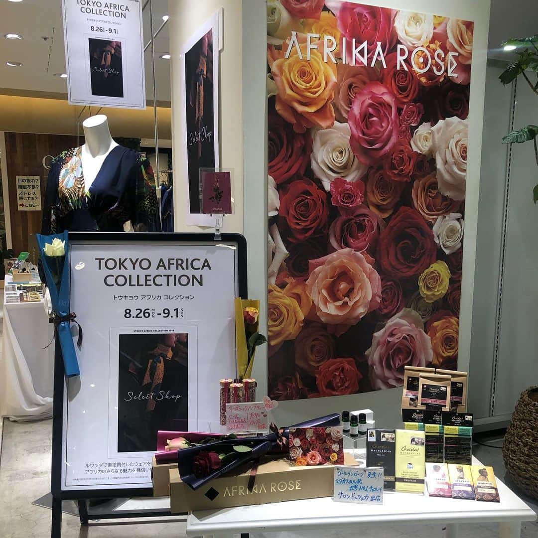 桑原りささんのインスタグラム写真 - (桑原りさInstagram)「明日の「東京アフリカコレクション2019」のために衣装合わせへ✨ ・ ファッションを通じてアフリカのビジネスを応援したい、そんな思いで立ち上がった東京アフリカコレクション！今年は秋元才加さんをスペシャルショーディレクターに迎え、華やかなショーになりそう💃✨ ・ アフリカの伝統的な生地を使ったり、デザインも斬新で色使いもきれい。アフリカンファッションの潜在力はものすごそうだ🤭✨ ・ 私は総合司会として参加します🙋‍♀️ アフリカ、ファッション、アフリカビジネスなどにご興味ある方、Join us!! ・ 日時: 9月1日(日) 16時〜18時 場所: 有楽町朝日ホール https://www.tokyoafricacollection.com/tac2019 #東京アフリカコレクション  #有楽町朝日ホール  #キガリファッションウィーク  #ファッションショー  #桑原りさ」8月31日 13時42分 - lisakuwamon