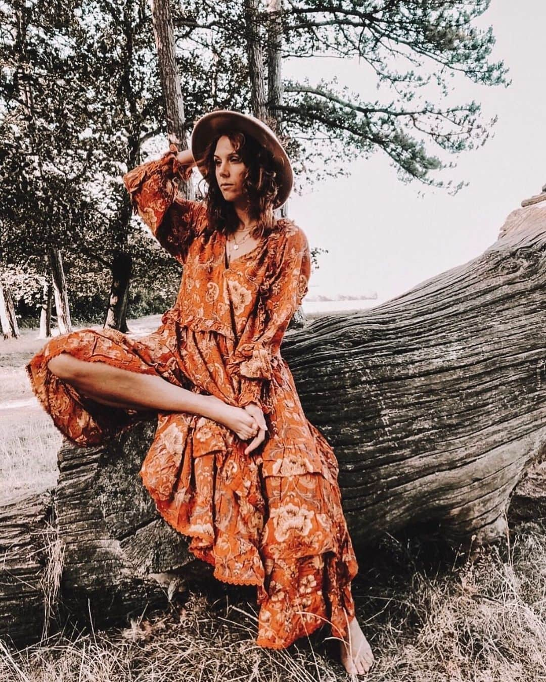 SPELLさんのインスタグラム写真 - (SPELLInstagram)「Barefoot beauty @a.little.ruffled exploring the German countryside in our Aurora Boho Dress 💛🍂」8月31日 13時53分 - spell