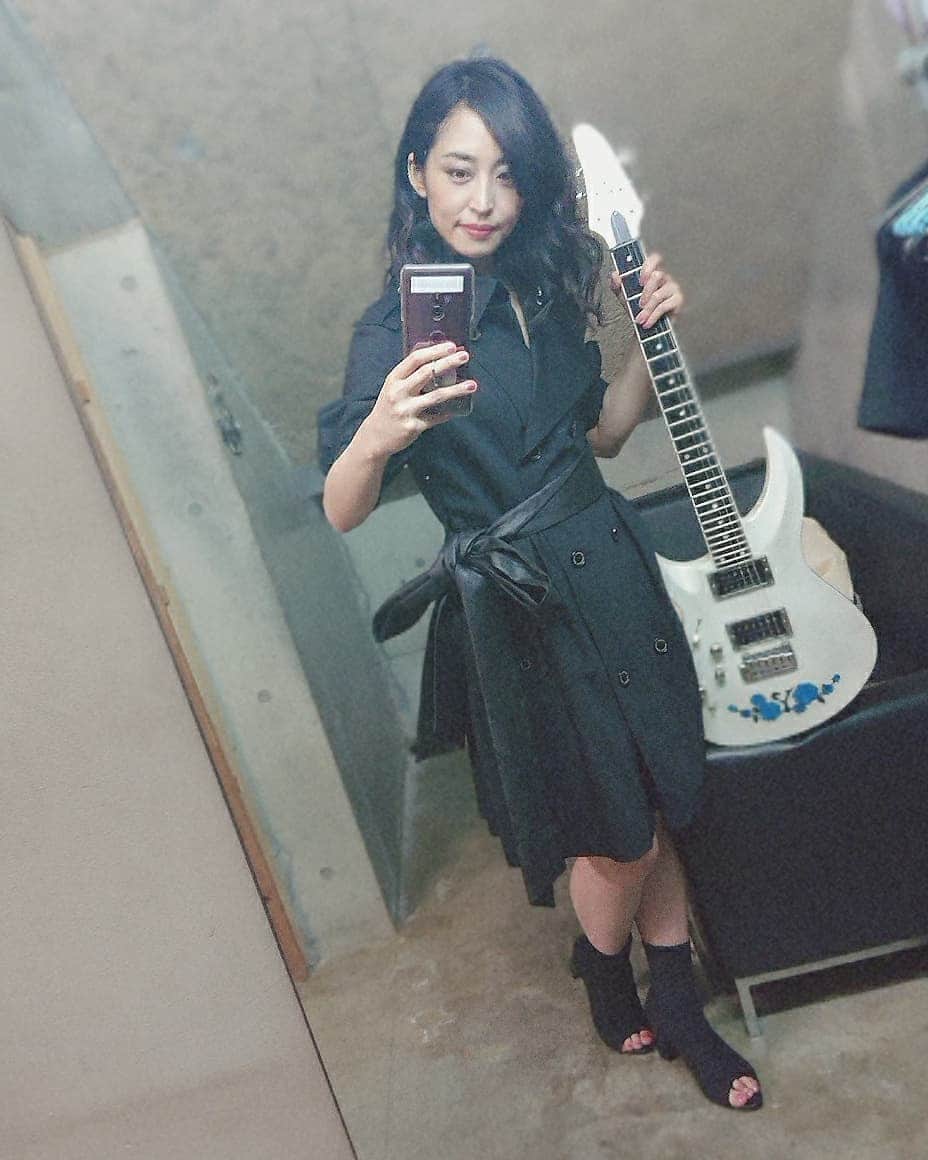 Yukiさんのインスタグラム写真 - (YukiInstagram)「居酒屋でぃ～どらいふ神戸店にご来場ありがとうございました！Chiikoさんのドラムセット客席にセッティングされて大迫力でしたね🤩 また次の神戸でのライブが楽しみです！  昨日の私服と衣装が被ってるってメンバーに突っ込まれました！笑 1、2枚目が私服で、3枚目が衣装。  私服は @7things.official  Thank you for coming to the live show in Kobe. Chiiko's drums were set on the audience floor last night. I hope you enjoyed her playing and our performance.  BTW my casual dress and my stage dress  are similar.  #D_Drive #yuki #esp #horizon3 #white #guitar #femaleguitarist #kobe #神戸 #ギター #stagedress #casualdress #fashion #rock #black」8月31日 13時46分 - d_drive_gt_yuki