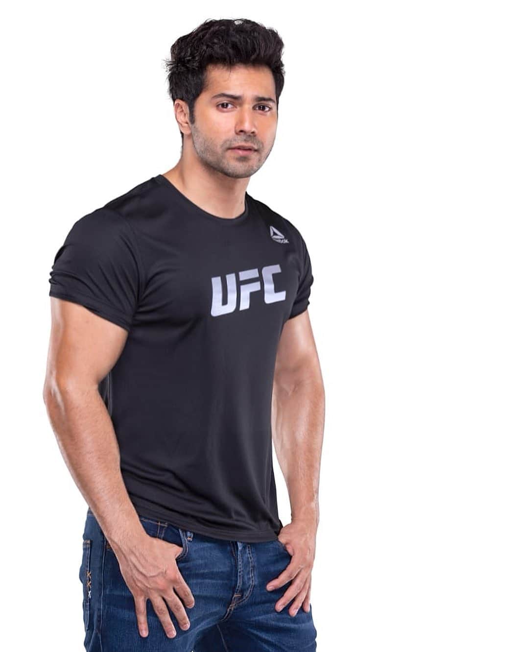 Varun Dhawanさんのインスタグラム写真 - (Varun DhawanInstagram)「🖤Thrilled to join hands with the #UFC 🥋 @reebok @sony. Cyu in abudabi #khabibvspoirier」8月31日 13時49分 - varundvn