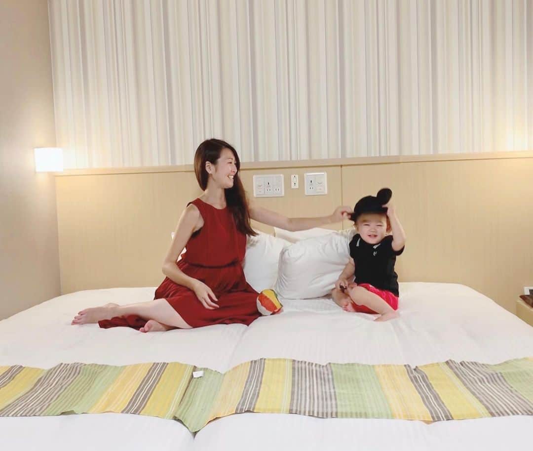 花田浩菜さんのインスタグラム写真 - (花田浩菜Instagram)「アフター5の時間に行った#子連れディズニー 。 今までは朝から行ったり、昼過ぎから行って夜はサクッと帰っていたので、はじめて夜まで楽しみその日は近くの #日和ホテル舞浜 @hiyorihotelmaihama に宿泊しました😊❤️ . . 舞浜駅から無料のシャトルバスも出ていて、ディズニーを満喫した後にバスで帰れるのは安心😭❤️ チェックインも遅い時間になりましたが、1人２個自由に選べるアメニティバーや、固さなど好みで選べる選べる枕バーもあり🌃⭐️ ロビーにはウェルカムドリンクも二種類あるし、夜には個数限定のカップヌードルバーとしてトッピングも自由に盛り付けて良いコーナーまであって至れり尽くせりのホテル😍 . . おちびちゃんにも子供用歯ブラシや、まだ少し大きかったけれど子供用に120センチのパジャマも用意してくださっていて、選べるアメニティの中にはおもちゃもあるんです😊最近ボールにハマってる息子と紙風船をチョイスし、広くて気持ち良いお部屋のベッドでしばし遊んで楽しかった〜👶💕お部屋は琉球畳でフラットになっているので、ハイハイの時期の赤ちゃんでも安心なお部屋でした❤️ お部屋のベッドと枕もとっても気持ちよかったみたいでおちびちゃんが気に入り、ゴロンしに行ったり枕に埋もれていたりして楽しそうだったな😂（🔜スワイプ） . . お風呂も#子連れ には嬉しい 広々〜なものなので息子を入れて、自分も足を伸ばして入れて。 お部屋内においてあった#フットマッサージャー で疲れを癒して快適に熟睡😊💕 子連れ向けのグッズ貸し出しも至れり尽くせりだし、もともとお部屋には#ヘアアイロン までついてるのでポーチと着替えさえあれば泊まれるところが荷物少なくて済むし嬉しいポイントでした😊 . . ぐっすり寝た後は ホテルの朝食へ。#朝食バイキング も種類豊富！で. もちろんハイチェアもあるどころかお食事エプロンから子供用の食器全て完備！荷物が増える#子連れでお泊まり も気持ちの負担も少なく、 大人も子供も嬉しい快適な#お泊まりディズニー になりました✨ 東京観光の拠点にも良さそう🙆‍♀️ . . #ちびミッキー #ミッキー #ミッキーコーデ #子連れディズニー #男の子ママ #舞浜 #日和ホテル #日和ホテル舞浜 #旅行好き #ホテル好き #ホテルステイ #舞浜ホテル #pr #コラボベース #赤ちゃんのいる生活 #親子 #1歳11ヶ月 #子連れ旅行 #ig_oyabakabu #happy #happydays」8月31日 13時49分 - hanadahirona
