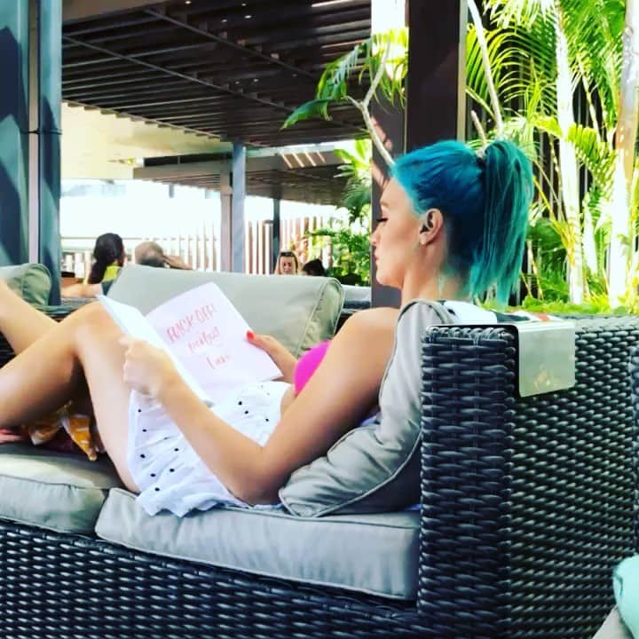 シェパードのインスタグラム：「Just some light reading... @amysheppardpie @bodyimagemovement」