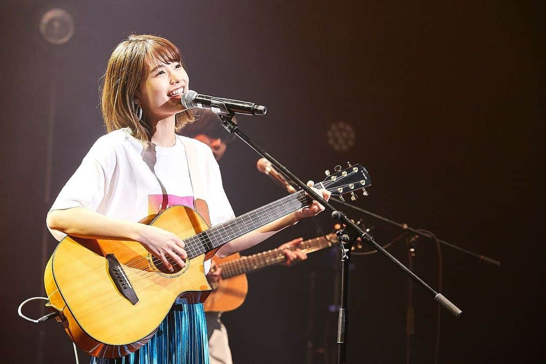 足立佳奈さんのインスタグラム写真 - (足立佳奈Instagram)「8.30 @赤坂BLITZ 2nd Anniversary Live『HOME』 来て下さった皆さま。来られなくても応援してくださった皆さま。本当にありがとうございました。😌 歌うことが好きでも、こうしてLIVEが出来るのは、みんながいてくれるから。 いつもみんなが全力で私をサポートしてくれるから。だと心から思いました。  まだまだ2年が過ぎただけかぁ。って思う方もいるかもしれないんだけど、この2年の中に、沢山の出会いがあって、出会いの中で沢山の思い出ができて。  そういう思い出が昨日のLIVEの中で沢山浮かんできました。  幸せな2年だったなと。  これからも大好きな歌を、大好きなみんなと、一緒に共有して、一緒に成長出来たらいいなって。そう思います。  だから、こんな私だけど、これからも、よろしくお願いします。🌻 みんないつもありがとう。」8月31日 13時55分 - kana1014lm