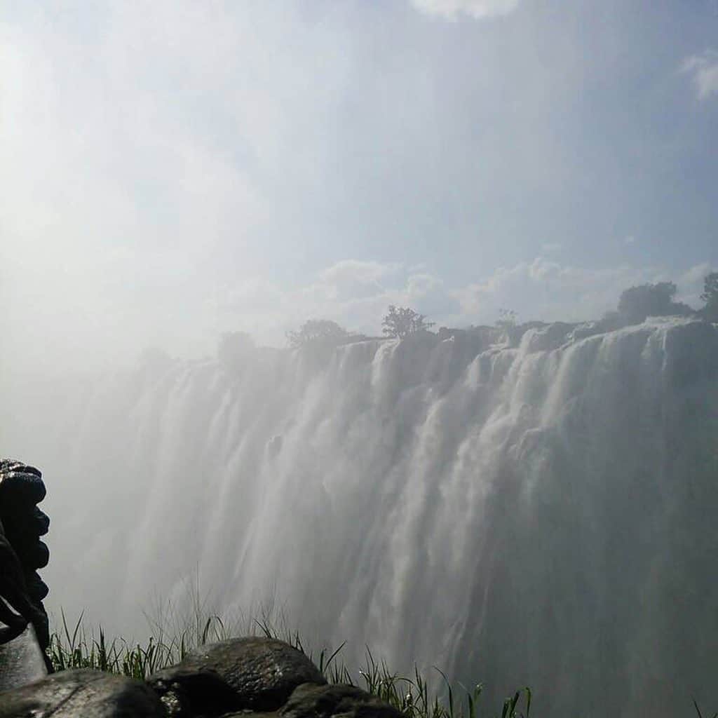 田中美晴さんのインスタグラム写真 - (田中美晴Instagram)「懐かしの写真3 ヴィクトリアの滝。 ど迫力。これは一度は体感してみてほしい☺️ #旅 #一人旅 #旅行 #ザンビア #アフリカ #ヴィクトリアの滝 #大自然 #ホウチ民 #trip #africa #zambia #victoriafalls  #nature #naturephotography #elefantes」8月31日 13時57分 - tnk_miharu