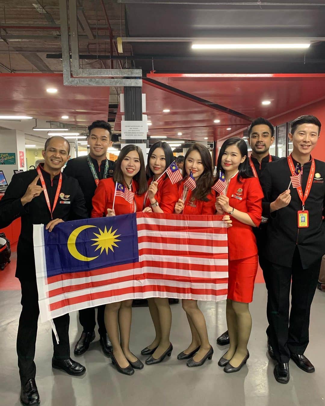 のインスタグラム：「Happy National Day to all Malaysians! Keep swiping to check out how we celebrated at 35000 ft and at RedQ, our headquarters in Malaysia 🇲🇾! #AirAsia」