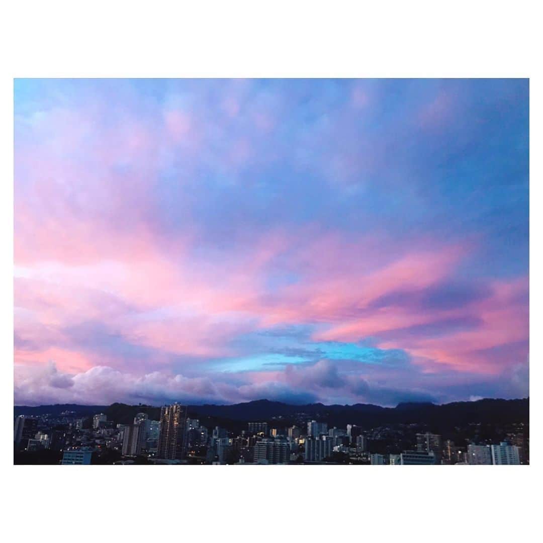 荒川れん子のインスタグラム：「Just now🌇 ふと外を見たら、綺麗な空。さ、もう少し頑張ろうっと。 . . #hawaii #aloha #sunset #sunsetporn #sky #blue #pink #hawaiistagram #trip #luckywelivehawaii #instasky #ハワイ #夕焼け #ハワイ暮らし #ハワイ生活 #旅 #ハワイ旅行 #イマソラ #空 #青 #ピンク#ご褒美 #空が好き #夏」