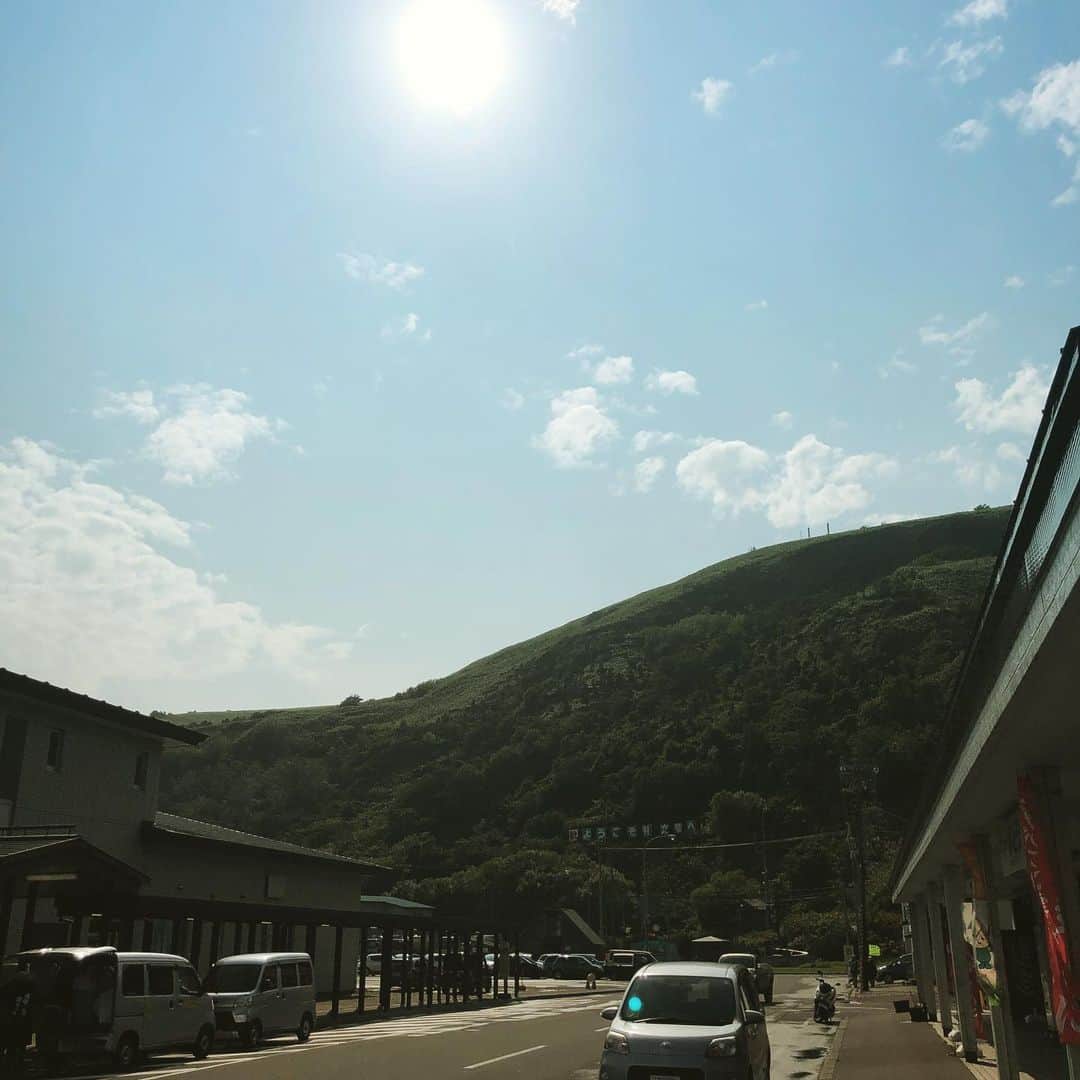 山川のりをのインスタグラム：「本日は礼文島の「島ガーデン」というイベントにギターパンダでます。イベントはもう始まってます、ギターパンダ16時30分から、無料です。ギター弦バッチリ新しいモノに交換しました！感激男です。お近くの方々会いにきてアイニージュー！」