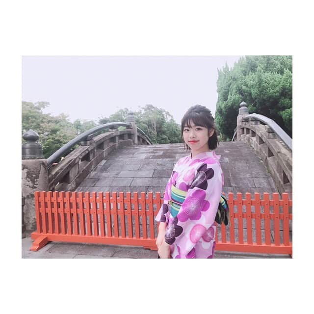 栗原ひとみのインスタグラム：「お友達と浴衣で鎌倉いってきた〜〜👘👘 今年も夏が終わるね、、、🍉 この儚さ、すきです。 . . . #浴衣 #鎌倉 #観光 #浴衣ヘア #アイドル #selfie #instagood #kamakura #japanesegirl #hairarrange #summer」
