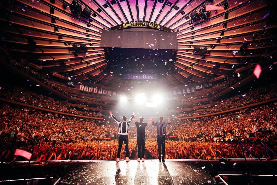 ジョー・ジョナスさんのインスタグラム写真 - (ジョー・ジョナスInstagram)「NYC you were on fireeeee 🔥🔥🔥 Thank you for two amazing nights at MSG!! #HappinessBeginsTour」8月31日 14時29分 - joejonas