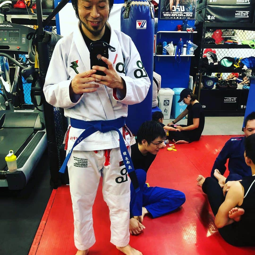 上中丈弥のインスタグラム：「ライブの翌日は柔術練習。今日大人の部活で健康的に汗だくになりました。新しい道着がイナズマで最高⚡︎ #イナ戦 #イナズマ戦隊 #tribetokyomma  #jiujistu  #柔術 #stormkimonos」