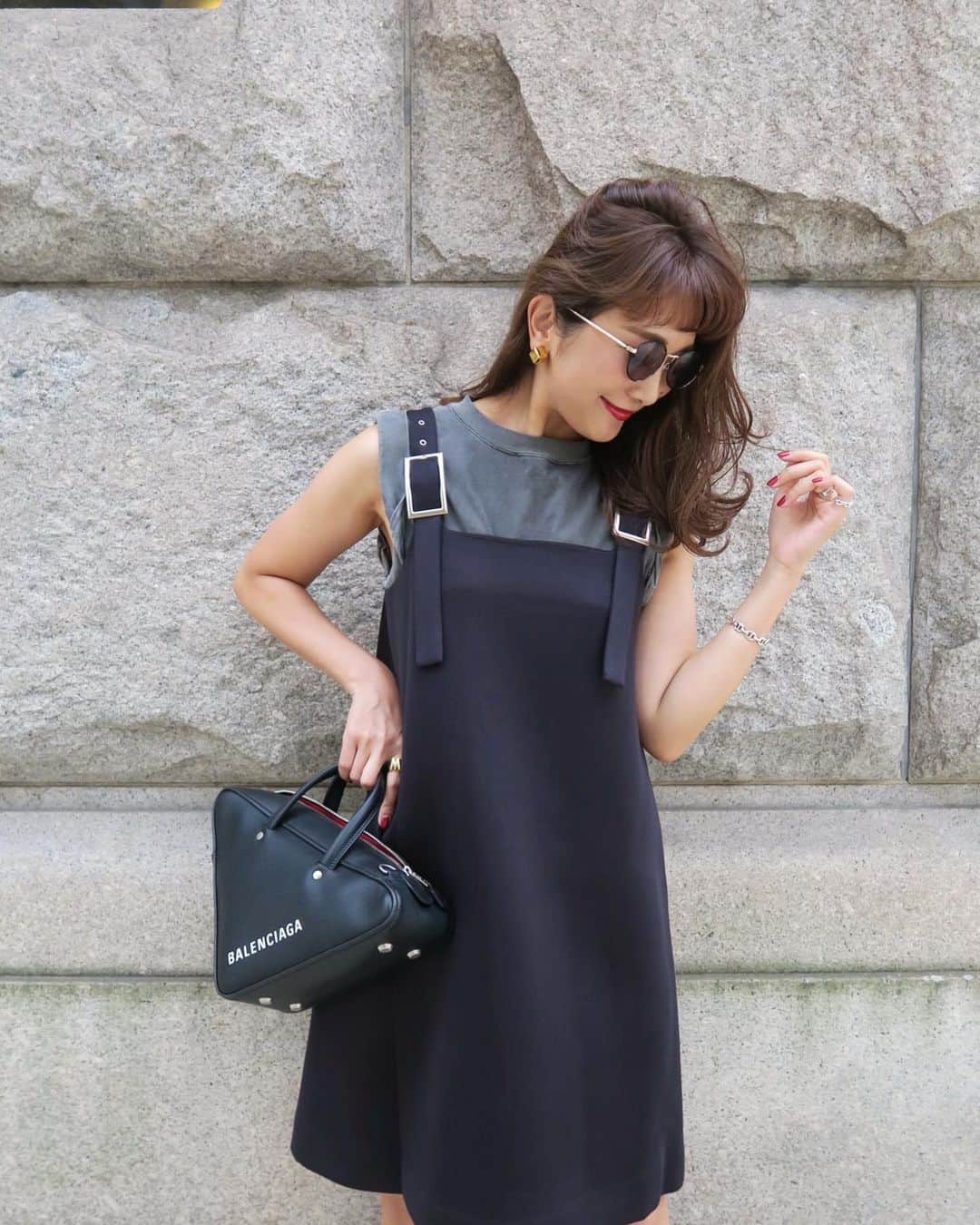 のインスタグラム：「今日のcoordinate♡完売してたボンディングキャミワンピース、blackのみ再入荷してます＼(^o^)／サングラスは先日のhalo marketでゲットしたlavidのもの♡ #wakkinstyle#ootd#coordinate dress:#linkable @linkable_official tops:#stunninglure  bag:#balenciaga sunglasses:#lavid」